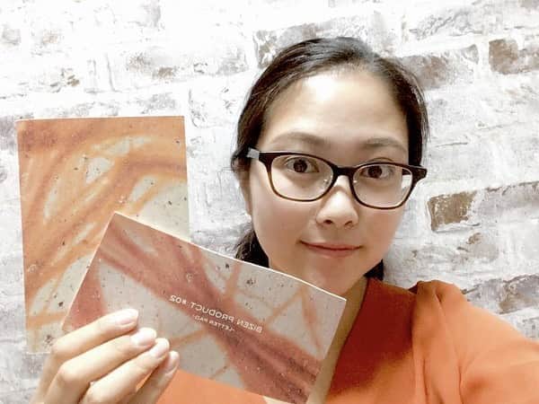 女子アナ47のインスタグラム：「岡山県備前市出身のフリーアナウンサー久本真菜です。 皆さんは「備前焼」を使ったことがありますか？ 日本を代表する焼き物のひとつ、備前焼。 この備前焼をもっと多くの人に知ってもらい、使ってもらえるきっかけを作ろうと 備前にゆかりのある女性たちが、あるものを作ったんです！ まさか備前焼が「アレ」になるなんて！！  詳しくはプロフィール欄にあるURLから"47発信プロジェクト"を見てね！  #女子アナ47 #女子アナ #アナウンサー #フリーアナウンサー #地方創生 #町おこし #岡山  #岡山県 #備前 #備前市 #備前焼 #文房具 #文房具好き #一筆箋 #ノート #焼き物 #うつわ好き」