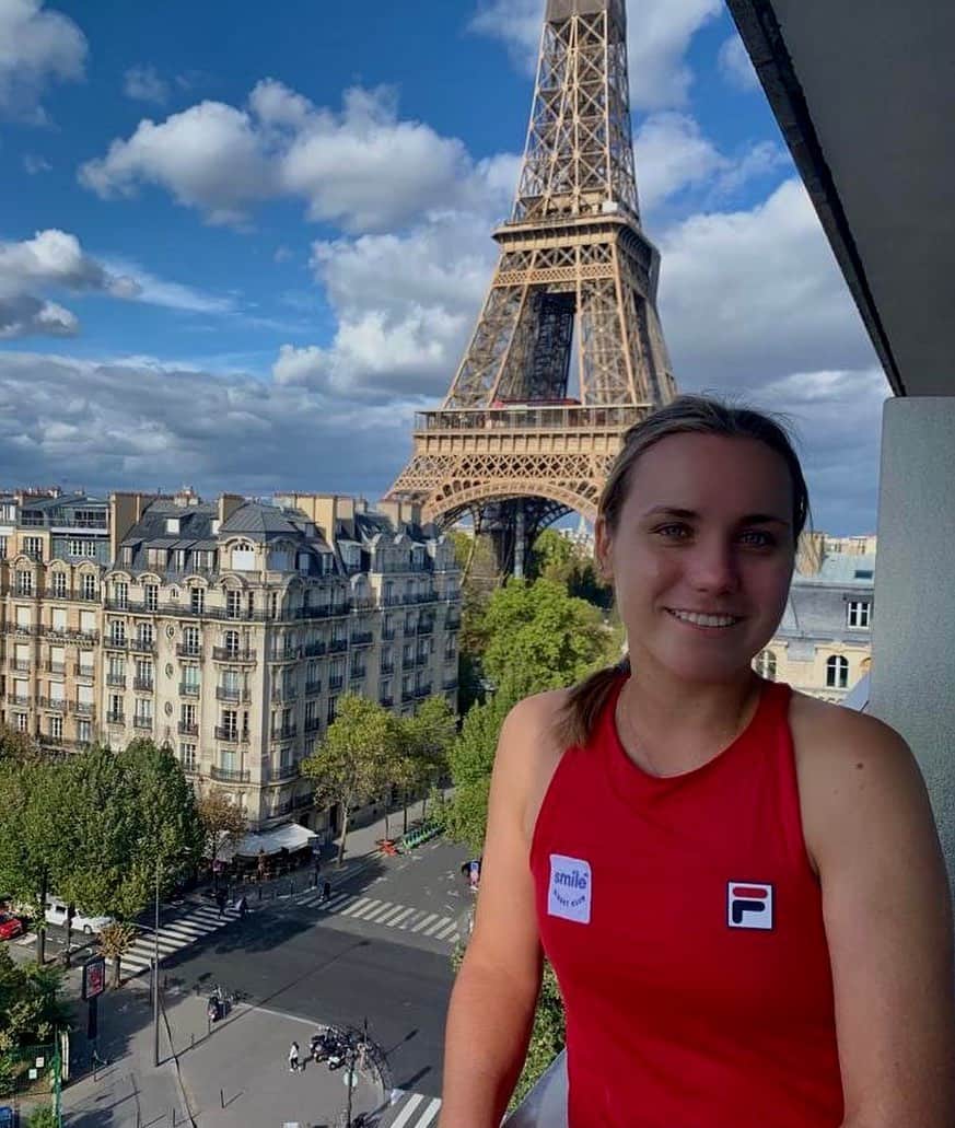 ソフィア・ケニンのインスタグラム：「Smiling my way into Paris with Smile Direct Club! I am excited to announce that I have partnered with SDC to get my dream smile! Their easy to use products are great for me as I am always on the go. I am looking forward to getting started and sharing my journey with you all! Join me and use my code SOFIAK for $100 off your aligners! #smiledirectpartner」