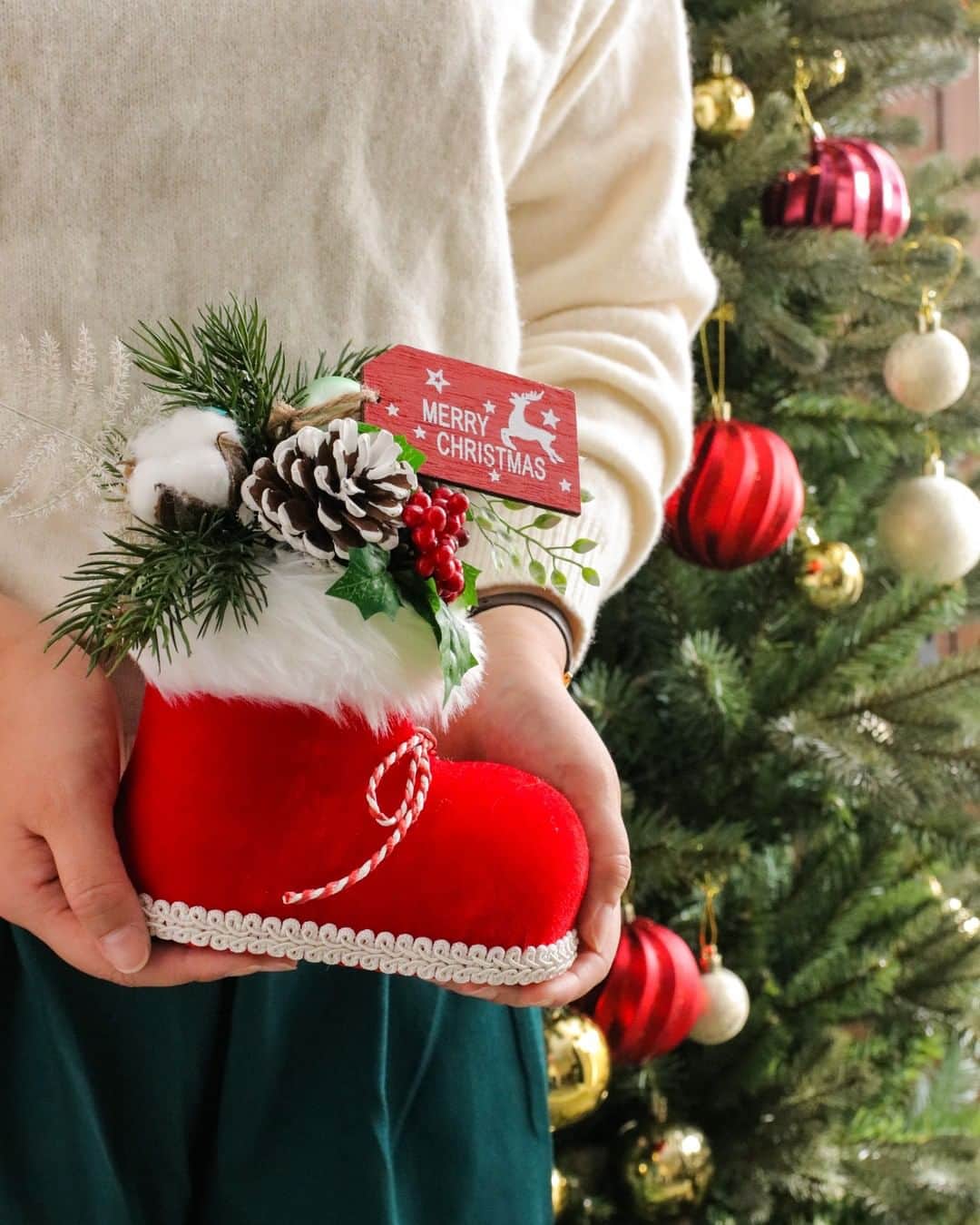東京堂アーティフィシャルフラワーMAGIQのインスタグラム：「・ 【アーティフィシャルで季節を迎える】 ～Ｗinter Color Flower ❄ Christmas (ウィンターカラーフラワー ❄ クリスマス）～ ・ FX3932　ブランカアスパラガス FX5033-24　ナチュリエミニリーフピック FX1910　ナチュレシダーピック FX4821　ジョイホリーピック FM8818　コットンスプレー XU4038　サンタブーツ XO2107　クリスマスウッドタグ XB4240-18　セムマットボール40 XB2030-18　アステルボール30 DT66049　松かさアソート ・ 【You Tube TOKYODO公式チャンネル】 見て学べて役立つ、お花に関する動画満載!!! https://m.youtube.com/channel/UCyD95_Gb0wQhvTRm9FDJnsQ 【チャンネル登録】お願いします Please subscribe to my channel  请注册 ❗️ 채널 등록 고마워요 ・ #TOKYODO #MAGIQ #MAGIQのある暮らし #東京堂 #アーティフィシャルフラワー #アーティフィシャル #アートフラワー #造花 #花のある暮らし #花のある生活  #花好きな人と繋がりたい #フラワーデザイン #フラワーアレンジメント #フラワーアレンジ #アレンジメント #花を飾る  #インテリア #インテリアフラワー #フェイクフラワー  #artificial #artificialflower #flowerofinstagram #flowersoninstagram  #花藝 #꽃스타그램 #조화 #クリスマス #christmas #xmas #Xマス」