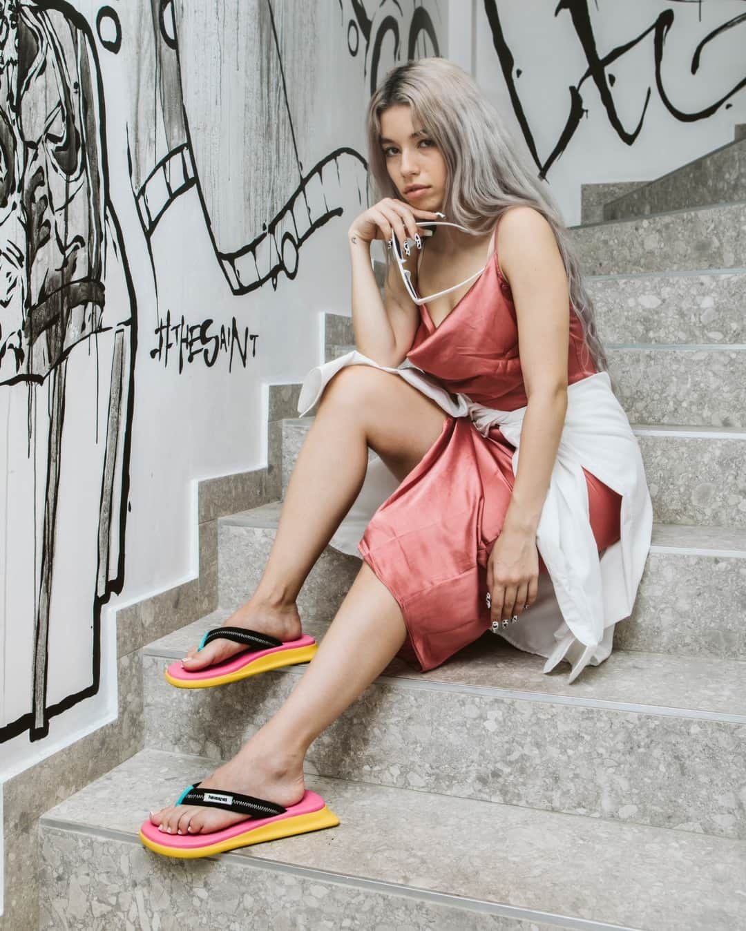 Havaianas Europeさんのインスタグラム写真 - (Havaianas EuropeInstagram)「"Why sneakers when you can wear the new Tradi Zori" by⠀⠀⠀⠀⠀⠀⠀⠀⠀ @itsnatashakay #repost #havaianastradizori #bornin2020」10月2日 17時30分 - havaianaseurope