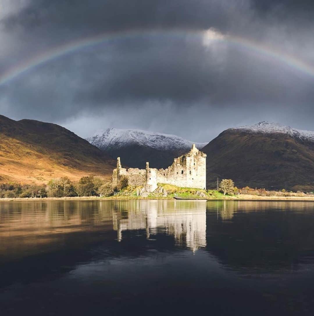 エールフランスのインスタグラム：「Le château de Kilchurn, un trésor caché en plein coeur des Highlands d'Ecosse. Kilchurn Castle, a hidden treasure in the heart of the Scottish Highlands ✨  📸 : @clemensweiss  #AirFrance #EnvieDailleurs #Wanderlust #travel  #Highlands #scotland #ScottishHighlands」