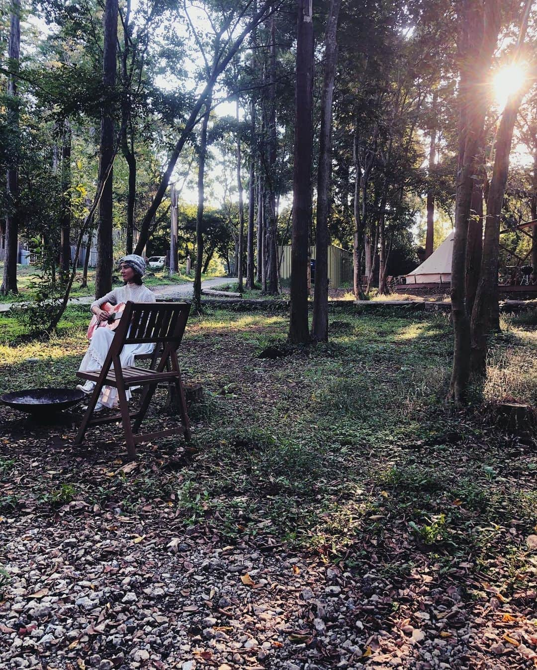 白澤貴子さんのインスタグラム写真 - (白澤貴子Instagram)「My memories in September. It was my first "REAL glamping" experience.   あげられてなかった9月の思い出をいくつか。  たくさん食べてたくさん歌って踊ったグランピング。  家の周りはもちろん、近年は旅先でもなかなかできない手持ち花火をまだ夏の余韻が残る気温のうちにできてよかった。  息子もだいぶ頼もしくなって、焚き火はお任せ。 星が踊ってるみたいだね、なんてデートシーンみたいなセリフを口にするようになりました。(4枚目)  まだきちんと始めて3ヶ月ほどしか経っていないけれど、1日弾けないとモヤモヤするほどボサノヴァギターが生活の一部になるなんて。 ここ最近の近場旅にも欠かさず持っていってこんな風に弾いて歌っています。  #glamping #向谷実 #さんのピアノも素敵でした #白澤と千葉県」10月2日 17時33分 - takakoshirasawa