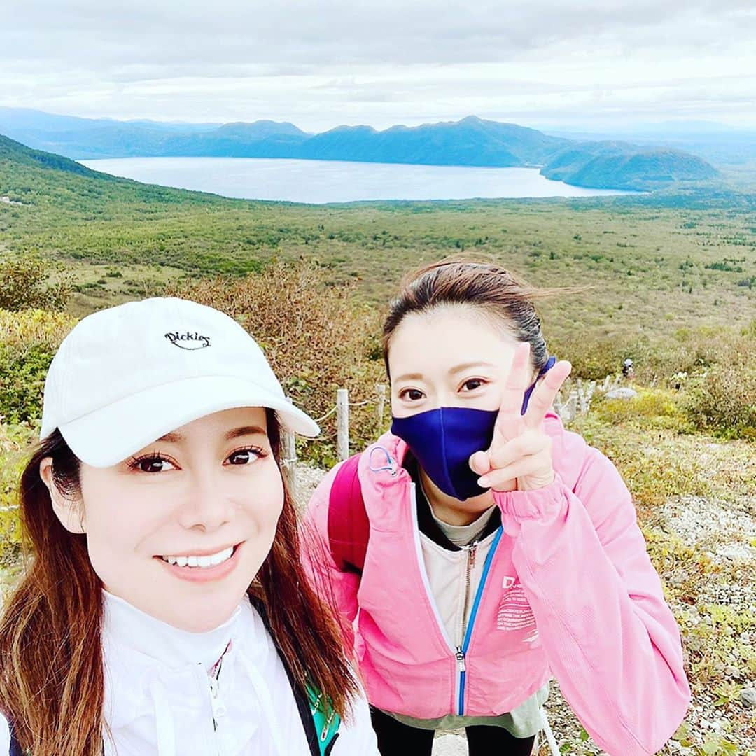 あやかたこやきのインスタグラム：「楽しかった思い出⛰ 一旦秋、千歳  飲んで3時間だけ寝て、まりちゃんのお父さんのいくらご飯食べて登山！ 頂上までは行けず笑  からのカフェ、 そのままの格好で焼肉、飲み会🍻  そして始発で帰るっていう😂 #登山 #樽前山 #下山 #千歳 #清水町 #焚火家 #焼肉 #コムカラ #鍋 ママの作った#マンチカン #朝ごはん #いくらの醤油漬け #ススキノ #あやき #ホステス #キャバ嬢 #ニュークラブ #錦 #北新地 #ミナミ #中洲 #国分町 #新宿 #歌舞伎町 #銀座 #六本木 #instagram #instagood #l4l」