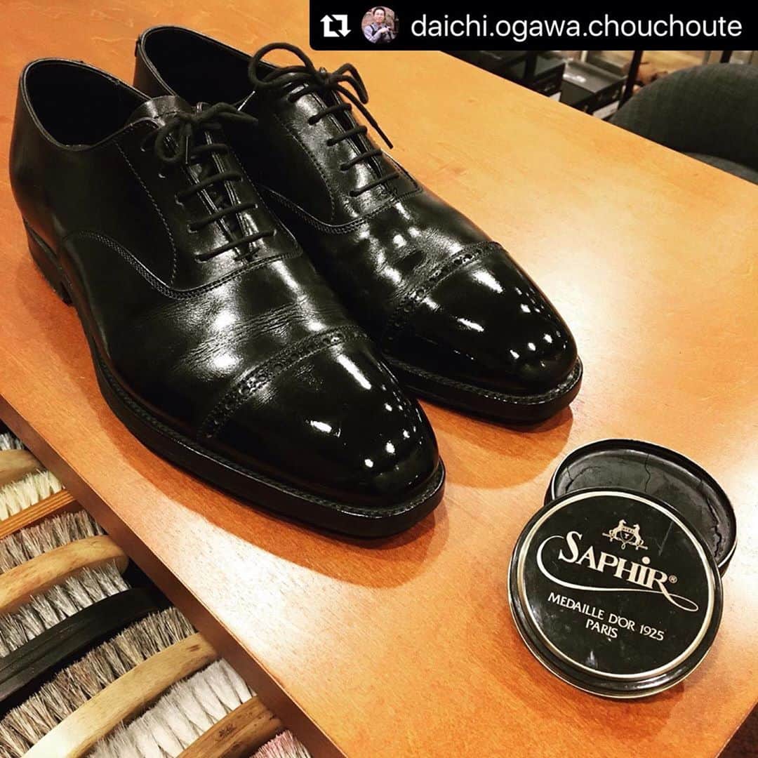 のインスタグラム：「. #Repost @daichi.ogawa.chouchoute with @make_repost ・・・ . 当店ホームページにて、ブログを定期的に更新しています。 実績紹介、新着情報と分かれていますがメインは実績紹介の方です。 是非ご覧いただき、参考になりましたら幸いです。 よろしくお願い致します。  Chou Choute-シュシュット-は、 名古屋で唯一のホテルの中にある靴磨きと靴修理のお店です。 名古屋観光ホテルお墨付きです。 名古屋市で唯一のAVEL社認定 サフィールシューケアトレーナーが お客様の大切な靴を輝かせます。  Chou Choute is a shoe shine and shoe repair shop at Nagoya Kanko Hotel 1F. If you are sightseeing in Nagoya or living in Nagoya, please come to our shop.  Open :10:00〜19:00 Close:Sunday,Holiday  #名古屋観光ホテル #伏見駅 #靴磨き  #靴修理 #名古屋旅行  #saphir  #saphirmedailledor  #サフィール  #サフィールノワール  #名古屋 #靴磨き  #靴磨き職人 #名古屋出張  #名古屋観光  #ホテル靴磨き  #名古屋転勤  #出張 #ホテルサービス  #靴磨きサービス #chouchoute  #シュシュット #名古屋靴修理 #nagoyajapan  #shoeshine #nagoyatrip  #leathercare #nagoyakankohotel #shoeshineservice」