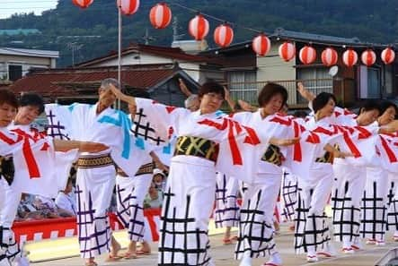 さいたまつりさんのインスタグラム写真 - (さいたまつりInstagram)「【🏮埼玉の祭りハイライト🏮 〜「秩父音頭まつり」〜】 毎年お盆の8月14日に開催される「秩父音頭まつり」。 秩父郡皆野町が発祥の「秩父音頭」は、群馬の八木節、栃木の和楽踊りとともに関東の三大民謡に挙げられています✨ 祭りでは、お囃子が周りの山々に響き渡る中、大人から子どもまで1,600人を超える参加者が力強い踊りを披露します！ 　 === 1枚目の写真は流し踊りの様子。秩父音頭の振り付けには、秩父人の生業である養蚕や農耕の仕草が入っているのも特徴です！ 　 2枚目は、特設やぐらのある本会場。子どもたちも元気に踊っています☼ 　 3枚目、4枚目は夜の会場の様子。提灯に灯りが灯され始めると、風情ある盆踊りの雰囲気が会場を包みます🎆 === 来年は秩父音頭を楽しみにぜひ秩父へお越しください！ ＊＊＊ 2020年度の「秩父音頭まつり」は、新型コロナウイルス感染拡大防止のため中止となりました 公式サイト　 https://www.saitamatsuri.jp/matsuri/chichibu-ondo/ さいたまつりページ　 https://www.minano.gr.jp/chichibu_ondo/ #秩父音頭まつり #さいたまつり #埼玉 #saitama #saitamatsuri #japan #祭 #matsuri #festival」10月2日 17時46分 - saitamatsuri