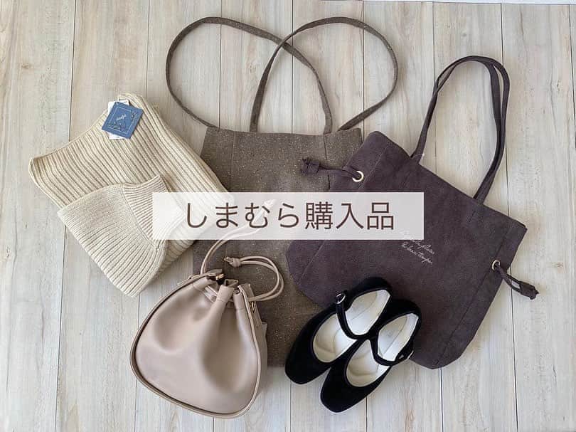 Locariのインスタグラム：「＼dearful新作アイテム／﻿ ﻿ @natsumiwear さんの投稿をご紹介します✎﻿ ﻿ #しまむら購入品 ☺︎﻿ .﻿ .﻿ 9/30発売の#プチプラのあやさんプロデュースの新作商品。﻿ ﻿ ☑︎DFソデボリュームPO﻿ ￥1,790+tax﻿ 今すぐ活躍してくれる薄手のニットプルオーバー。袖のボリュームが可愛い♡身幅がタイトめに感じたのでLLサイズに◎﻿ .﻿ ︎︎︎︎︎︎☑︎DFツイードサスツキSK92﻿ ￥1,790+tax﻿ ラス1で残ってたのが奇跡的にMサイズでラッキー。生地が本当にしっかりしてて驚き。ウエストのフィット具合がちょうど良くスタイルアップして見える◎﻿ .﻿ ︎︎︎︎︎︎☑︎PAコールテン2WAYTT﻿ ￥1,790+tax﻿ パープルブラウンの色味がおしゃん！A4サイズもすっぽり収まる大容量トートバッグ、大好き𓀠紐をキュってした形も可愛い♡﻿ .﻿ ︎︎︎︎︎︎☑︎PAラウンドキンチャクSLD﻿ ￥1,790+tax﻿ コロンとした形が可愛ええ。ショルダー紐付きで2wayなのが嬉しい◎﻿ .﻿ ︎︎︎︎︎︎☑︎PAベルベットストラップ﻿ ￥1,790+tax﻿ 前回はしまコレ限定色で買えなかった黒のストラップシューズ。ベルベット素材になって再販！めちゃ嬉しい♡バックルだけでなく、形が前回よりシュッとした気がする。黒だからそう見えるだけかな？𓃻﻿ .﻿ .﻿ 狙ってたものしっかり買えて大満足です𓀠﻿ しかも画像で見るより実物のほうがずっっと可愛い、、♡﻿ 昨日のBLOGにも詳しく書いてます☝︎✧﻿ .﻿ .﻿ .﻿ .﻿ ﻿ #大人カジュアル﻿#カジュアルコーデ﻿#プチプラコーデ#プチプラ﻿﻿#プチプラのあやプロデュース #しまパト戦利品﻿#しまむら#しまむらコーデ #しまむらパトロール﻿#しまパト#あやらー#あやらーコーデ #dearful#instafashion﻿」