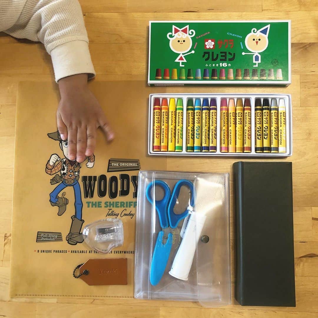 のインスタグラム：「来年から通うスクールに週1で通うことになったので色々買いに行ってきた😊✏︎﻿ ﻿ トイストーリーがいい！！って言ってたから筆箱とかも揃えてあげようって思ってたらファイル以外全然無くて結局私好みのシンプルな感じに😂かわりに中のペンたちはカラフルにしたよ👦🏻🌈﻿ ﻿ 本人はすごく楽しみにしてるみたいだけど﻿ 私はちゃんと馴染めるかどきどきだ〜🥺﻿ ﻿ #男の子ベビー ﻿ #男の子ママ ﻿ #2歳差兄弟﻿ #2歳差育児﻿ #福岡ママ﻿ #幼稚園準備 ﻿ #インターナショナルスクール﻿」