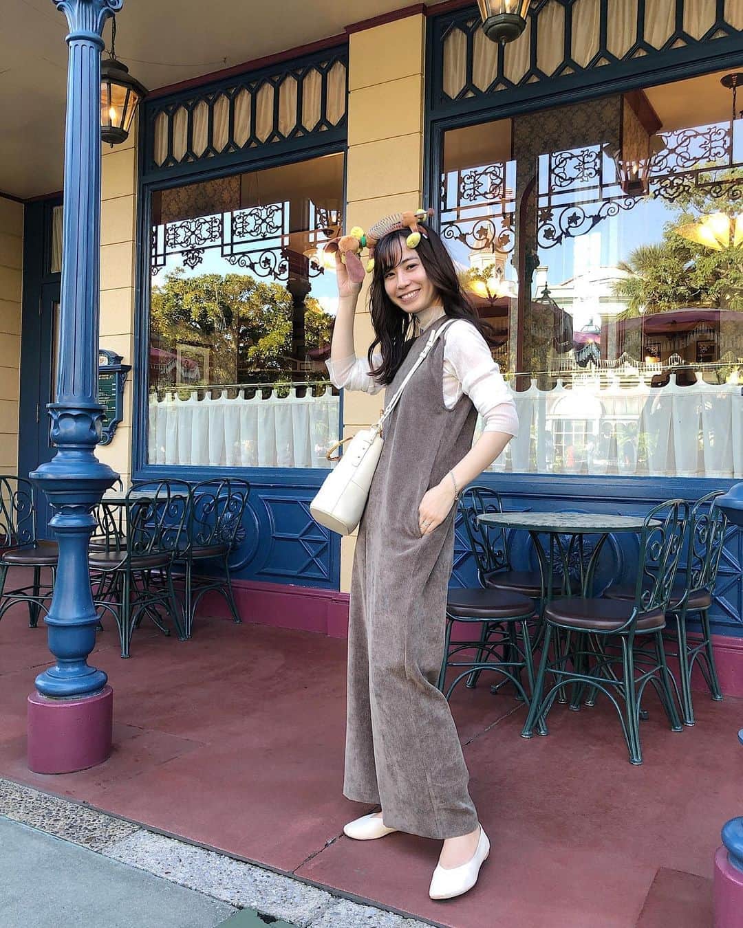 伊藤沙織のインスタグラム：「あっこと、まっちゃんとディズニーランドへ🖤3人でトイストーリーのワンちゃんのカチューシャつけたよ🐕アトラクション7つ乗れて大満足！🎢美女と野獣エリアのアトラクションは抽選外れたけど、エリアには行って街並みを楽しんできました🌼 . #tokyodisneyland #スリンキードッグ」