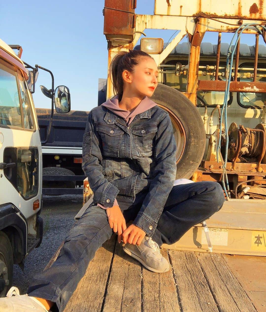 のインスタグラム：「秋冬の😘zdragonの作業着を新調しました😉 色もシックなのでいろんな人似合いそう！！ 私は、少し大きめを買ったよ！重ね着したい秋冬に丁度良いかなとおもって🥳 わたしはネットで買う派なので 近くにない方はネットで買ってみてね👍  私の身長は160 ボトムのサイズは1番小さいやつ アウターはmにしました👍  #作業着 #ガテン系女子  #ダンプ運転手 #zdragon #pr」
