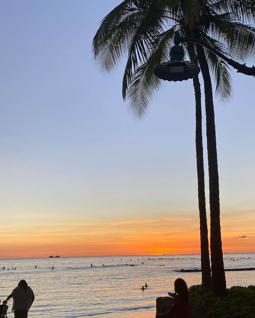 和央ようかさんのインスタグラム写真 - (和央ようかInstagram)「Thank u Mother Nature 🙏for the gorgeous sunset 🌅   本当にゴージャスな夕陽に感謝🙏今日に感謝して明日またがんばろう😊🌅... いつ以来だろう🤔かなり久しぶりにTシャツに短パンでない😂😂😂少しドレスアップしてみたよ😂😂😂  #takakoworldstylin🌎 #lifestyle #hawaii #sunset #yokawao #和央ようか」10月2日 17時45分 - yokawao0215