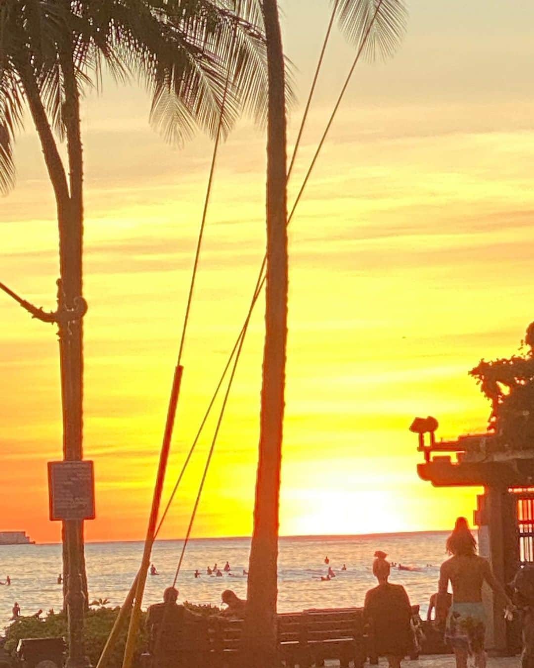 和央ようかさんのインスタグラム写真 - (和央ようかInstagram)「Thank u Mother Nature 🙏for the gorgeous sunset 🌅   本当にゴージャスな夕陽に感謝🙏今日に感謝して明日またがんばろう😊🌅... いつ以来だろう🤔かなり久しぶりにTシャツに短パンでない😂😂😂少しドレスアップしてみたよ😂😂😂  #takakoworldstylin🌎 #lifestyle #hawaii #sunset #yokawao #和央ようか」10月2日 17時45分 - yokawao0215