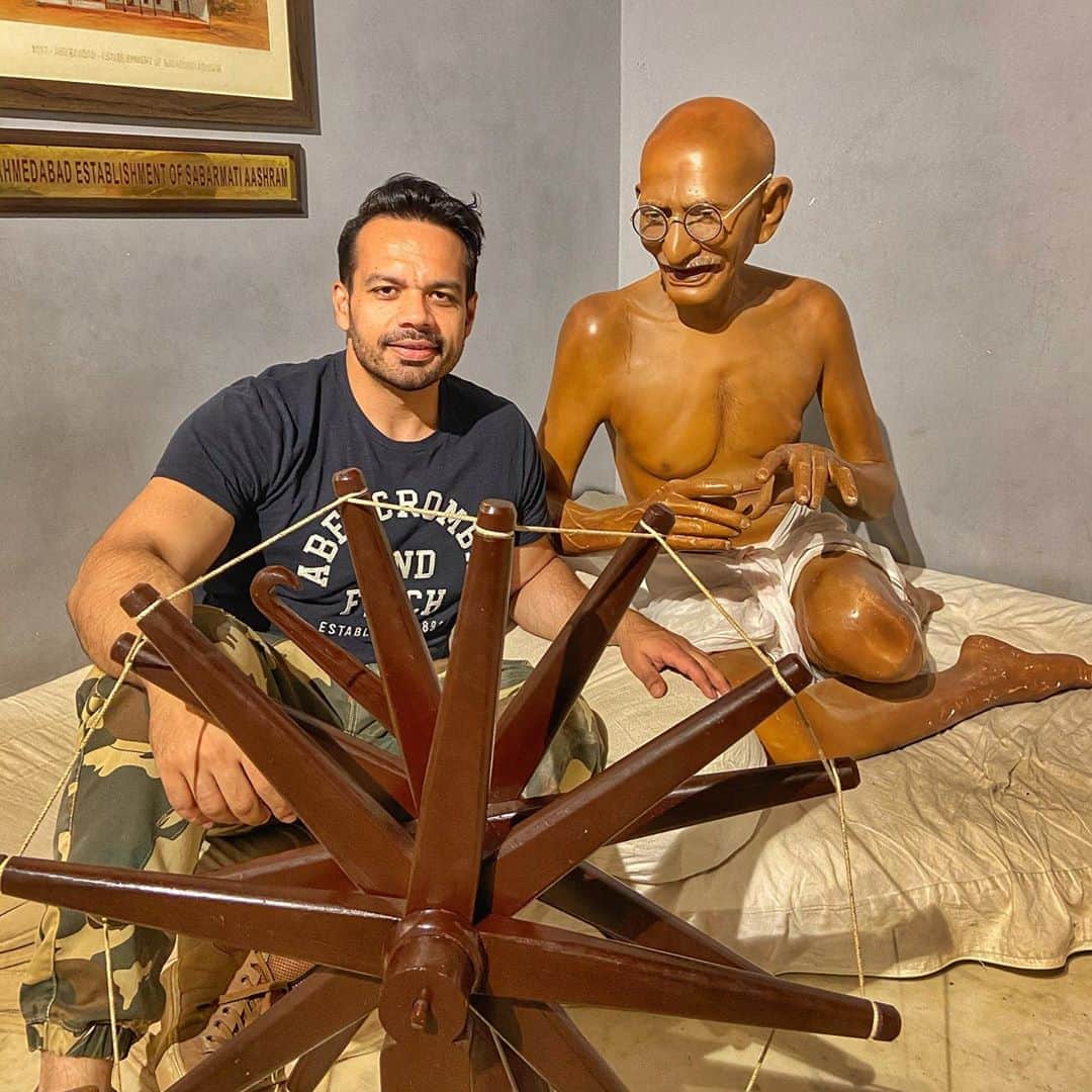 のインスタグラム：「Remembering Bapu on his 151st birth anniversary . Also Our former PM Shri Lal Bahadur Shastri ji, one of the greatest leaders of our country. . #gandhijayanti #ShastriJayanti #JaiHind」