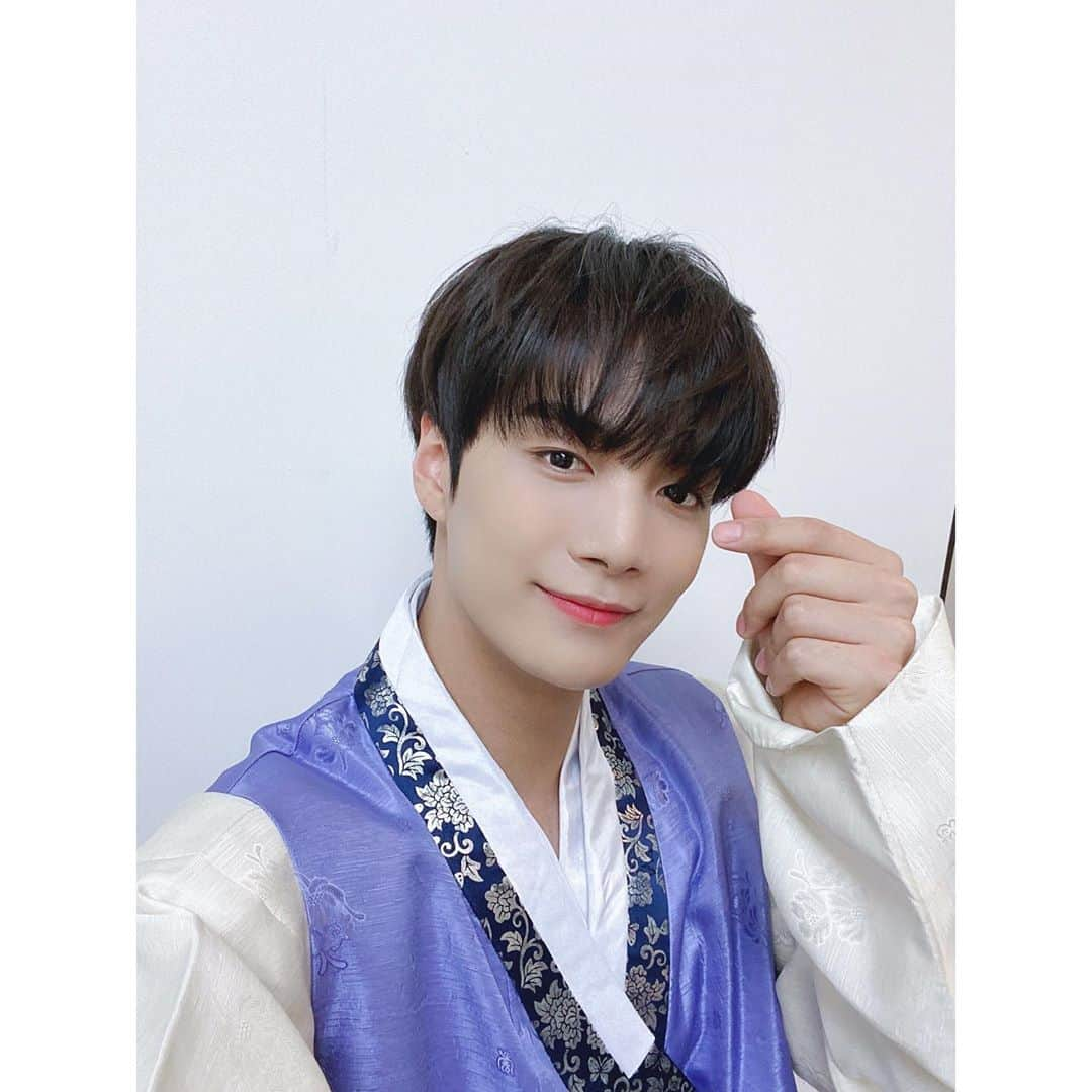 NU'ESTさんのインスタグラム写真 - (NU'ESTInstagram)「늉이들의 미션! 윷놀이 #뿌기 🐢 #뉴이스트_JR_아론_백호_민현_렌 #NULOΛEstagram #뉴이스트 #NUEST」10月2日 18時00分 - nuest_official