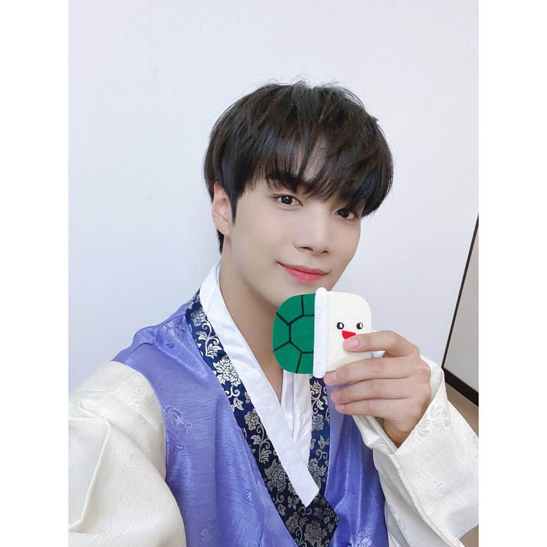 NU'ESTのインスタグラム：「늉이들의 미션! 윷놀이 #뿌기 🐢 #뉴이스트_JR_아론_백호_민현_렌 #NULOΛEstagram #뉴이스트 #NUEST」