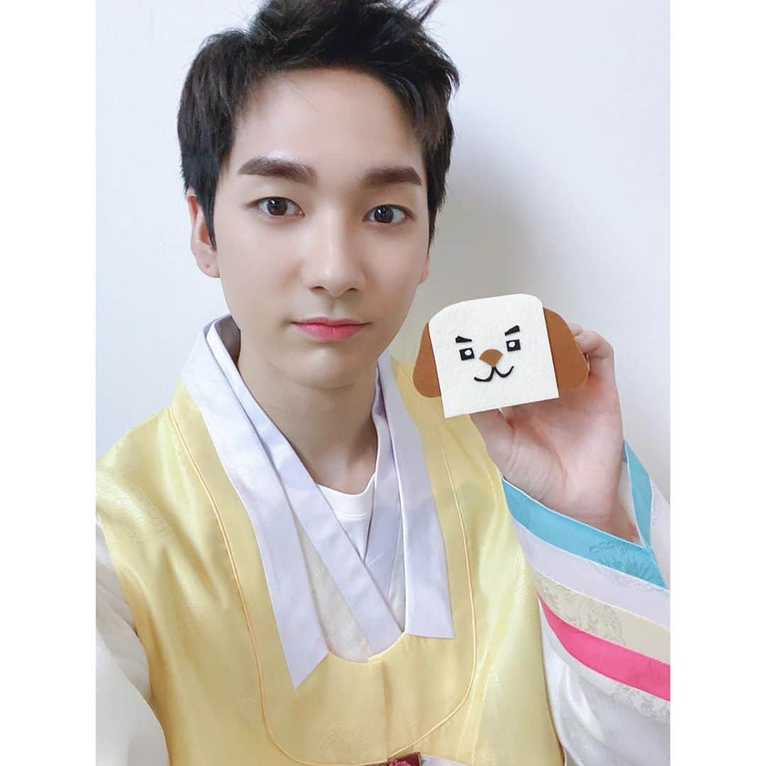 NU'ESTのインスタグラム：「늉이들의 미션! 윷놀이 #노순이 🐶 #뉴이스트_JR_아론_백호_민현_렌 #NULOΛEstagram #뉴이스트 #NUEST」