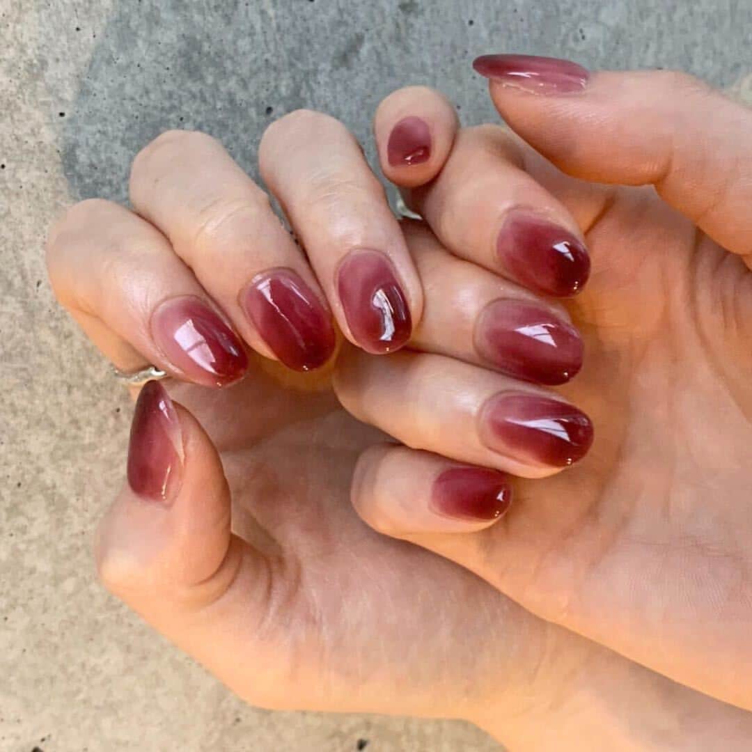 のインスタグラム：「.⁣ オトナの秋ネイルは、じゅわっとボルドーネイルで素敵に仕上げてみて。⁣ .⁣ 繊細な色づき方がなんとも上品な“じゅわっと感”のあるネイルは、レディの手元にぴったり。⁣ 秋っぽい深みを感じるボルドーの色味と合わせれば、いっそう可憐な印象のネイルになりそうですね。⁣ .⁣ MERYでは他にも「かわいい」に近づくさまざまな情報を発信しています。⁣ @mery.beauty コスメ・美容に特化した情報をお届け♡⁣ @mery_spot 話題のカフェやお出かけスポットをご紹介！⁣ @_meryshop_  MERYセレクトの可愛いアイテムがたくさん⁣ こちらもぜひチェックしてみてください！⁣ .⁣ .⁣ photo by @nnnnaillippy⁣ .⁣ #MERY #regram #instagram #instanail #nail #naildesign #gelnail #handnail #네일스타그램 #ニュアンスネイル #ボルドーネイル #ちゅるんネイル #くすみネイル #秋ネイル #秋冬ネイル #大人ネイル #大人ネイルデザイン #大人ネイル上品ネイル #上品ネイル #オフィスネイル #シンプルネイル #グラデーションネイル #大宮ネイル #ネイルサロン #ハンドネイル #ジェルネイル #お洒落 #お洒落さんと繋がりたい #MERY女子 #メリー」