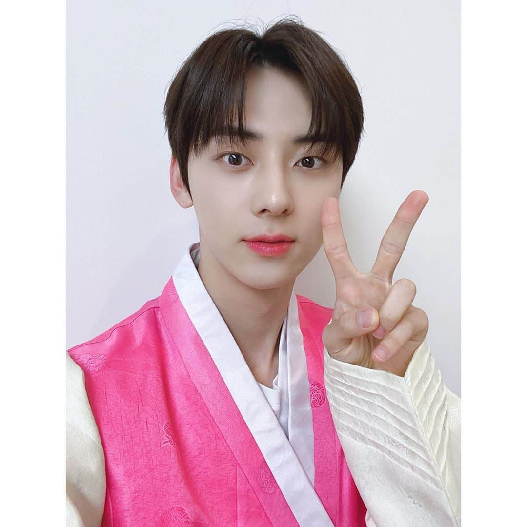 NU'ESTさんのインスタグラム写真 - (NU'ESTInstagram)「늉이들의 미션! 윷놀이 #뽁스 🦊 #뉴이스트_JR_아론_백호_민현_렌 #NULOΛEstagram #뉴이스트 #NUEST」10月2日 18時01分 - nuest_official