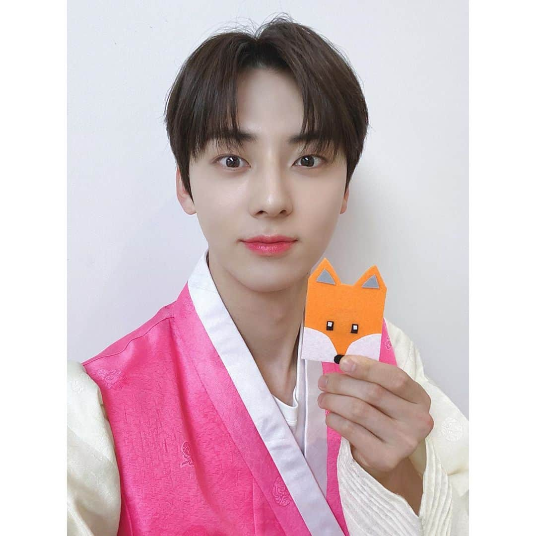 NU'ESTさんのインスタグラム写真 - (NU'ESTInstagram)「늉이들의 미션! 윷놀이 #뽁스 🦊 #뉴이스트_JR_아론_백호_민현_렌 #NULOΛEstagram #뉴이스트 #NUEST」10月2日 18時01分 - nuest_official