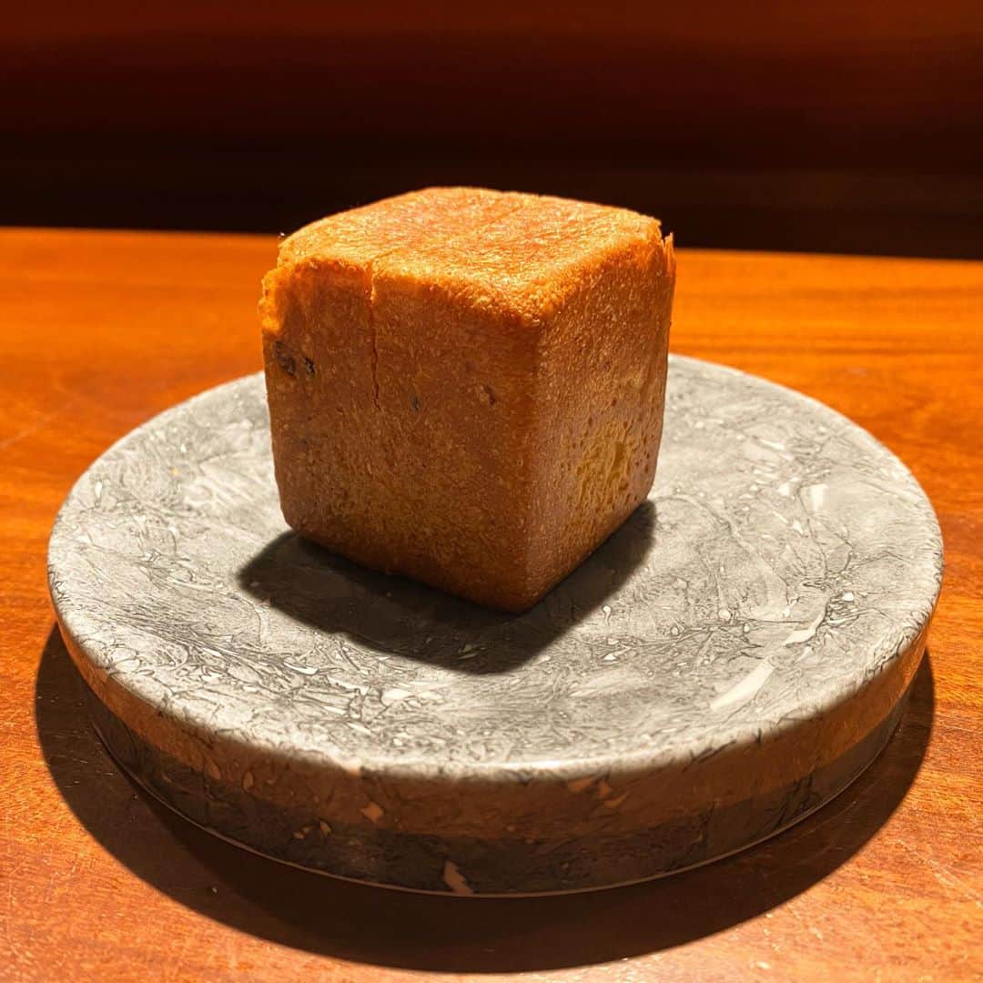 東京外食女さんのインスタグラム写真 - (東京外食女Instagram)「#Tabubo #代官山 . . . 久々にかなりのペースで 投稿をしております。 . . 最近自分の中で 変化がありました。 . . 予約困難店への 純粋な興味から、日本文化に 興味が湧いてきました。 . . 仕事柄、 たくさんの方と毎日 お話をする機会があるので、 ふとした折に食材や 文化のルーツについて 聞きかじった知識でもお伝えすると そこから深い話題になったりします。 . . . そういう心の変化を 楽しむ余裕も出てきました！ . . . 皆さま、至らない点もございますが、 どうか成長枠ということで どうぞ見守ってやってください🙇‍♀️ . . . そんなある日、グルメの女神から 「姫ちゃん17:00空いてる〜？」 と！ . . 17:00といえばグルメ界では 現役働きマンには かなり高いハードルの時間帯！ . . 空いているか？！ . . 空いている！！！！！ . . . そしてありつけた Tacuboさん。 . . . 食材がとにかく 切り刻まれようが 焼かれようが 煮詰められようが、 皿の中でニコニコ笑っとる。 . . . メルヘンの世界。 . . 木更津からやってきた 和風カプレーゼは チーズらしからぬ爽やかな 牧草地に吹く風を感じた。 . . ひと口でいく。 . 中からフレッシュなミルクが びゃあああ〜〜と溢れた。 . . . ホエ〜〜〜。 (牛だけに) 、 、 、 馬肉のタルタルがやばかった。 かじった後に香るパクチーが、 今までになかったパクチーの扉を 全開に開けたままフィックス。 . もうこれ以上のパクチー料理には 戻れないかも。 . . . とうもろこしのスープ、 あ、思ったより甘くな... . . . 「…ちょっと待ってこれ 　なんでこんな美味しいの？！」 . . オープンキッチンから 視線が飛んできたのを感じて 大和撫子、大和撫子。 . なにこれなにこれ このとうもろこし。 . . . プロフィール帳(古い)の 好きな食べ物ランキングの トップ3に絶対書きたい。 . . どこからともなく漂っていた 焼き魚の香り、 予想を裏切ってカツレツで登場。 . キノコのオムレツ、 上にかかってる白いソースは 本当に合法なのかというくらい　 中毒性がすごい。 . スプーンで飲みすぎて 後半オムレツとバランスが とれなくなり大反省する。 . まるでルーの足りない カレーライスだぜ…。 . . あ、バランスの話で味が 足りないという 意味ではありません。 . . レタスをかじってメインメニューに 備えていきます。 . . #タクボ #薪 #薪料理 #予約困難 #木更津チーズ #代官山グルメ #グルメ #東京グルメ #東京外食女 #japanesefood  #japanrestaurant  #japanesestyle  #gourmet #japan_of_insta #foodie #予約困難 #グルメ好きな人と繋がりたい  #美食 #代官山ディナー」10月2日 18時02分 - himeno_0729