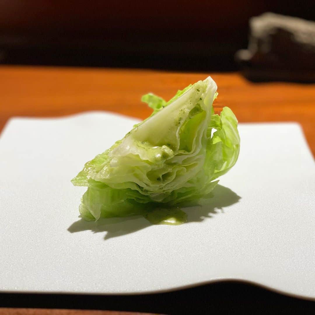東京外食女さんのインスタグラム写真 - (東京外食女Instagram)「#Tabubo #代官山 . . . 久々にかなりのペースで 投稿をしております。 . . 最近自分の中で 変化がありました。 . . 予約困難店への 純粋な興味から、日本文化に 興味が湧いてきました。 . . 仕事柄、 たくさんの方と毎日 お話をする機会があるので、 ふとした折に食材や 文化のルーツについて 聞きかじった知識でもお伝えすると そこから深い話題になったりします。 . . . そういう心の変化を 楽しむ余裕も出てきました！ . . . 皆さま、至らない点もございますが、 どうか成長枠ということで どうぞ見守ってやってください🙇‍♀️ . . . そんなある日、グルメの女神から 「姫ちゃん17:00空いてる〜？」 と！ . . 17:00といえばグルメ界では 現役働きマンには かなり高いハードルの時間帯！ . . 空いているか？！ . . 空いている！！！！！ . . . そしてありつけた Tacuboさん。 . . . 食材がとにかく 切り刻まれようが 焼かれようが 煮詰められようが、 皿の中でニコニコ笑っとる。 . . . メルヘンの世界。 . . 木更津からやってきた 和風カプレーゼは チーズらしからぬ爽やかな 牧草地に吹く風を感じた。 . . ひと口でいく。 . 中からフレッシュなミルクが びゃあああ〜〜と溢れた。 . . . ホエ〜〜〜。 (牛だけに) 、 、 、 馬肉のタルタルがやばかった。 かじった後に香るパクチーが、 今までになかったパクチーの扉を 全開に開けたままフィックス。 . もうこれ以上のパクチー料理には 戻れないかも。 . . . とうもろこしのスープ、 あ、思ったより甘くな... . . . 「…ちょっと待ってこれ 　なんでこんな美味しいの？！」 . . オープンキッチンから 視線が飛んできたのを感じて 大和撫子、大和撫子。 . なにこれなにこれ このとうもろこし。 . . . プロフィール帳(古い)の 好きな食べ物ランキングの トップ3に絶対書きたい。 . . どこからともなく漂っていた 焼き魚の香り、 予想を裏切ってカツレツで登場。 . キノコのオムレツ、 上にかかってる白いソースは 本当に合法なのかというくらい　 中毒性がすごい。 . スプーンで飲みすぎて 後半オムレツとバランスが とれなくなり大反省する。 . まるでルーの足りない カレーライスだぜ…。 . . あ、バランスの話で味が 足りないという 意味ではありません。 . . レタスをかじってメインメニューに 備えていきます。 . . #タクボ #薪 #薪料理 #予約困難 #木更津チーズ #代官山グルメ #グルメ #東京グルメ #東京外食女 #japanesefood  #japanrestaurant  #japanesestyle  #gourmet #japan_of_insta #foodie #予約困難 #グルメ好きな人と繋がりたい  #美食 #代官山ディナー」10月2日 18時02分 - himeno_0729