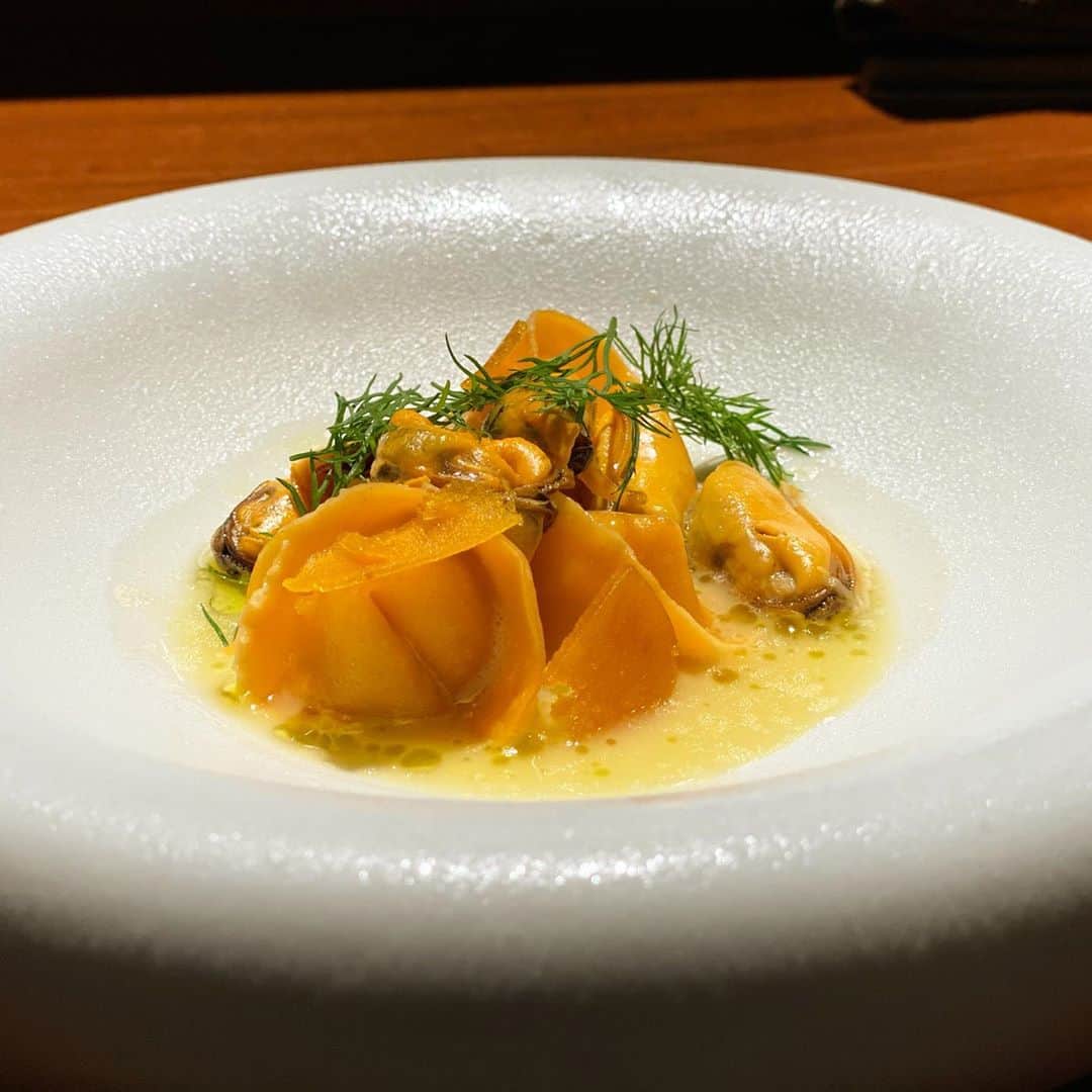 東京外食女さんのインスタグラム写真 - (東京外食女Instagram)「#Tabubo #代官山 . . . 久々にかなりのペースで 投稿をしております。 . . 最近自分の中で 変化がありました。 . . 予約困難店への 純粋な興味から、日本文化に 興味が湧いてきました。 . . 仕事柄、 たくさんの方と毎日 お話をする機会があるので、 ふとした折に食材や 文化のルーツについて 聞きかじった知識でもお伝えすると そこから深い話題になったりします。 . . . そういう心の変化を 楽しむ余裕も出てきました！ . . . 皆さま、至らない点もございますが、 どうか成長枠ということで どうぞ見守ってやってください🙇‍♀️ . . . そんなある日、グルメの女神から 「姫ちゃん17:00空いてる〜？」 と！ . . 17:00といえばグルメ界では 現役働きマンには かなり高いハードルの時間帯！ . . 空いているか？！ . . 空いている！！！！！ . . . そしてありつけた Tacuboさん。 . . . 食材がとにかく 切り刻まれようが 焼かれようが 煮詰められようが、 皿の中でニコニコ笑っとる。 . . . メルヘンの世界。 . . 木更津からやってきた 和風カプレーゼは チーズらしからぬ爽やかな 牧草地に吹く風を感じた。 . . ひと口でいく。 . 中からフレッシュなミルクが びゃあああ〜〜と溢れた。 . . . ホエ〜〜〜。 (牛だけに) 、 、 、 馬肉のタルタルがやばかった。 かじった後に香るパクチーが、 今までになかったパクチーの扉を 全開に開けたままフィックス。 . もうこれ以上のパクチー料理には 戻れないかも。 . . . とうもろこしのスープ、 あ、思ったより甘くな... . . . 「…ちょっと待ってこれ 　なんでこんな美味しいの？！」 . . オープンキッチンから 視線が飛んできたのを感じて 大和撫子、大和撫子。 . なにこれなにこれ このとうもろこし。 . . . プロフィール帳(古い)の 好きな食べ物ランキングの トップ3に絶対書きたい。 . . どこからともなく漂っていた 焼き魚の香り、 予想を裏切ってカツレツで登場。 . キノコのオムレツ、 上にかかってる白いソースは 本当に合法なのかというくらい　 中毒性がすごい。 . スプーンで飲みすぎて 後半オムレツとバランスが とれなくなり大反省する。 . まるでルーの足りない カレーライスだぜ…。 . . あ、バランスの話で味が 足りないという 意味ではありません。 . . レタスをかじってメインメニューに 備えていきます。 . . #タクボ #薪 #薪料理 #予約困難 #木更津チーズ #代官山グルメ #グルメ #東京グルメ #東京外食女 #japanesefood  #japanrestaurant  #japanesestyle  #gourmet #japan_of_insta #foodie #予約困難 #グルメ好きな人と繋がりたい  #美食 #代官山ディナー」10月2日 18時02分 - himeno_0729
