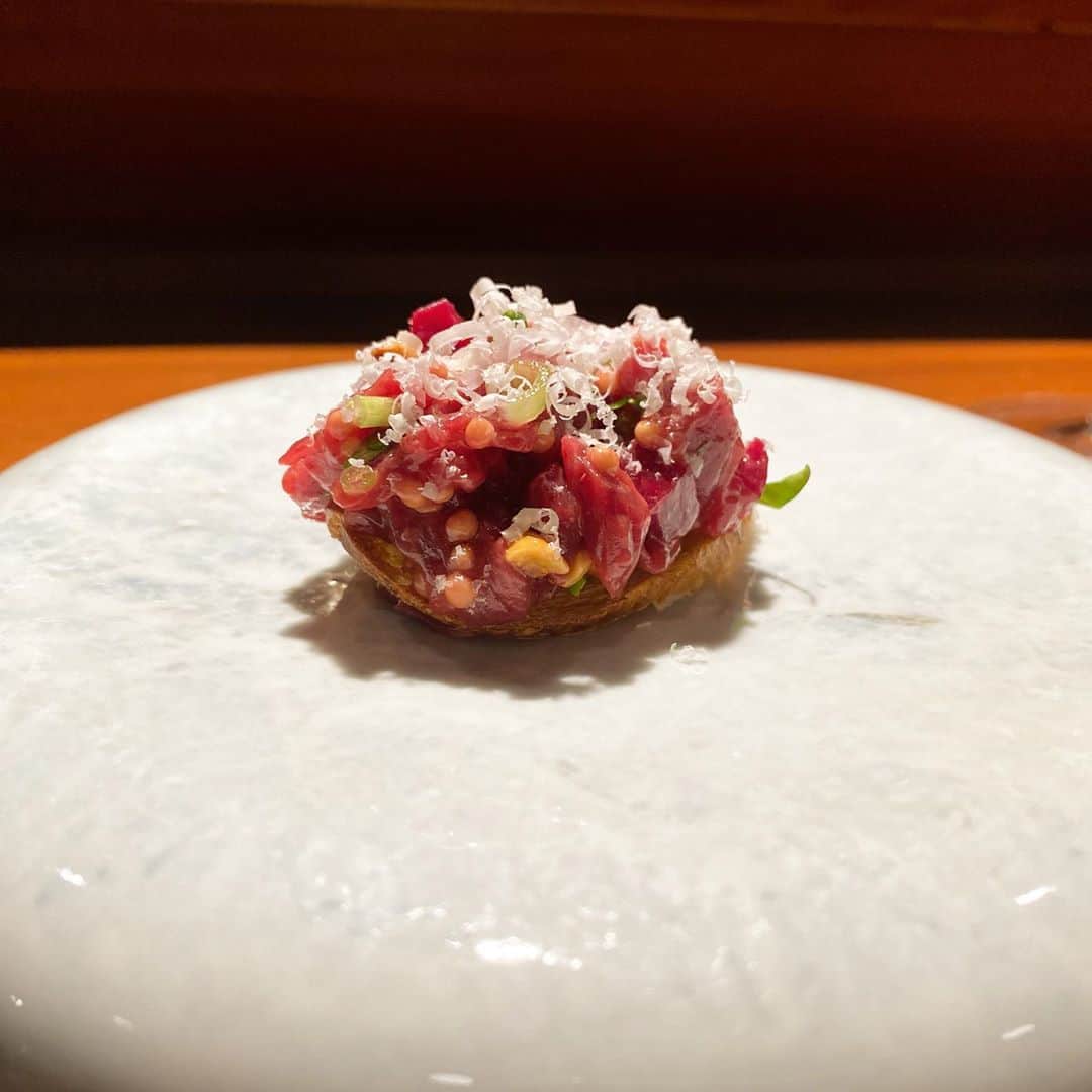 東京外食女さんのインスタグラム写真 - (東京外食女Instagram)「#Tabubo #代官山 . . . 久々にかなりのペースで 投稿をしております。 . . 最近自分の中で 変化がありました。 . . 予約困難店への 純粋な興味から、日本文化に 興味が湧いてきました。 . . 仕事柄、 たくさんの方と毎日 お話をする機会があるので、 ふとした折に食材や 文化のルーツについて 聞きかじった知識でもお伝えすると そこから深い話題になったりします。 . . . そういう心の変化を 楽しむ余裕も出てきました！ . . . 皆さま、至らない点もございますが、 どうか成長枠ということで どうぞ見守ってやってください🙇‍♀️ . . . そんなある日、グルメの女神から 「姫ちゃん17:00空いてる〜？」 と！ . . 17:00といえばグルメ界では 現役働きマンには かなり高いハードルの時間帯！ . . 空いているか？！ . . 空いている！！！！！ . . . そしてありつけた Tacuboさん。 . . . 食材がとにかく 切り刻まれようが 焼かれようが 煮詰められようが、 皿の中でニコニコ笑っとる。 . . . メルヘンの世界。 . . 木更津からやってきた 和風カプレーゼは チーズらしからぬ爽やかな 牧草地に吹く風を感じた。 . . ひと口でいく。 . 中からフレッシュなミルクが びゃあああ〜〜と溢れた。 . . . ホエ〜〜〜。 (牛だけに) 、 、 、 馬肉のタルタルがやばかった。 かじった後に香るパクチーが、 今までになかったパクチーの扉を 全開に開けたままフィックス。 . もうこれ以上のパクチー料理には 戻れないかも。 . . . とうもろこしのスープ、 あ、思ったより甘くな... . . . 「…ちょっと待ってこれ 　なんでこんな美味しいの？！」 . . オープンキッチンから 視線が飛んできたのを感じて 大和撫子、大和撫子。 . なにこれなにこれ このとうもろこし。 . . . プロフィール帳(古い)の 好きな食べ物ランキングの トップ3に絶対書きたい。 . . どこからともなく漂っていた 焼き魚の香り、 予想を裏切ってカツレツで登場。 . キノコのオムレツ、 上にかかってる白いソースは 本当に合法なのかというくらい　 中毒性がすごい。 . スプーンで飲みすぎて 後半オムレツとバランスが とれなくなり大反省する。 . まるでルーの足りない カレーライスだぜ…。 . . あ、バランスの話で味が 足りないという 意味ではありません。 . . レタスをかじってメインメニューに 備えていきます。 . . #タクボ #薪 #薪料理 #予約困難 #木更津チーズ #代官山グルメ #グルメ #東京グルメ #東京外食女 #japanesefood  #japanrestaurant  #japanesestyle  #gourmet #japan_of_insta #foodie #予約困難 #グルメ好きな人と繋がりたい  #美食 #代官山ディナー」10月2日 18時02分 - himeno_0729