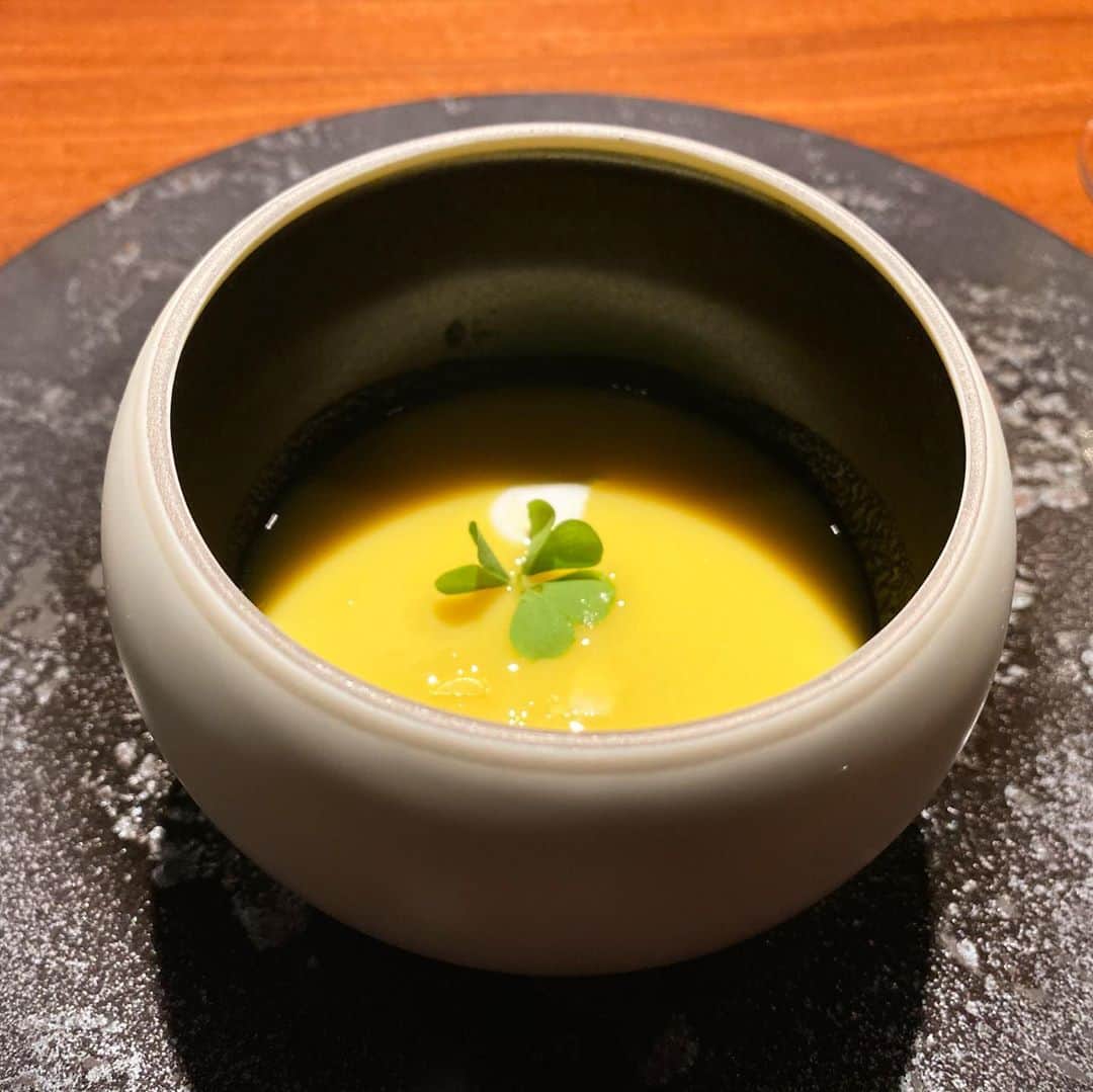 東京外食女さんのインスタグラム写真 - (東京外食女Instagram)「#Tabubo #代官山 . . . 久々にかなりのペースで 投稿をしております。 . . 最近自分の中で 変化がありました。 . . 予約困難店への 純粋な興味から、日本文化に 興味が湧いてきました。 . . 仕事柄、 たくさんの方と毎日 お話をする機会があるので、 ふとした折に食材や 文化のルーツについて 聞きかじった知識でもお伝えすると そこから深い話題になったりします。 . . . そういう心の変化を 楽しむ余裕も出てきました！ . . . 皆さま、至らない点もございますが、 どうか成長枠ということで どうぞ見守ってやってください🙇‍♀️ . . . そんなある日、グルメの女神から 「姫ちゃん17:00空いてる〜？」 と！ . . 17:00といえばグルメ界では 現役働きマンには かなり高いハードルの時間帯！ . . 空いているか？！ . . 空いている！！！！！ . . . そしてありつけた Tacuboさん。 . . . 食材がとにかく 切り刻まれようが 焼かれようが 煮詰められようが、 皿の中でニコニコ笑っとる。 . . . メルヘンの世界。 . . 木更津からやってきた 和風カプレーゼは チーズらしからぬ爽やかな 牧草地に吹く風を感じた。 . . ひと口でいく。 . 中からフレッシュなミルクが びゃあああ〜〜と溢れた。 . . . ホエ〜〜〜。 (牛だけに) 、 、 、 馬肉のタルタルがやばかった。 かじった後に香るパクチーが、 今までになかったパクチーの扉を 全開に開けたままフィックス。 . もうこれ以上のパクチー料理には 戻れないかも。 . . . とうもろこしのスープ、 あ、思ったより甘くな... . . . 「…ちょっと待ってこれ 　なんでこんな美味しいの？！」 . . オープンキッチンから 視線が飛んできたのを感じて 大和撫子、大和撫子。 . なにこれなにこれ このとうもろこし。 . . . プロフィール帳(古い)の 好きな食べ物ランキングの トップ3に絶対書きたい。 . . どこからともなく漂っていた 焼き魚の香り、 予想を裏切ってカツレツで登場。 . キノコのオムレツ、 上にかかってる白いソースは 本当に合法なのかというくらい　 中毒性がすごい。 . スプーンで飲みすぎて 後半オムレツとバランスが とれなくなり大反省する。 . まるでルーの足りない カレーライスだぜ…。 . . あ、バランスの話で味が 足りないという 意味ではありません。 . . レタスをかじってメインメニューに 備えていきます。 . . #タクボ #薪 #薪料理 #予約困難 #木更津チーズ #代官山グルメ #グルメ #東京グルメ #東京外食女 #japanesefood  #japanrestaurant  #japanesestyle  #gourmet #japan_of_insta #foodie #予約困難 #グルメ好きな人と繋がりたい  #美食 #代官山ディナー」10月2日 18時02分 - himeno_0729