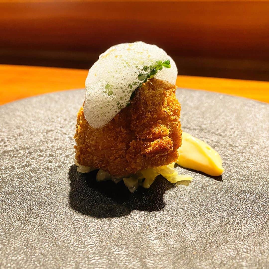 東京外食女さんのインスタグラム写真 - (東京外食女Instagram)「#Tabubo #代官山 . . . 久々にかなりのペースで 投稿をしております。 . . 最近自分の中で 変化がありました。 . . 予約困難店への 純粋な興味から、日本文化に 興味が湧いてきました。 . . 仕事柄、 たくさんの方と毎日 お話をする機会があるので、 ふとした折に食材や 文化のルーツについて 聞きかじった知識でもお伝えすると そこから深い話題になったりします。 . . . そういう心の変化を 楽しむ余裕も出てきました！ . . . 皆さま、至らない点もございますが、 どうか成長枠ということで どうぞ見守ってやってください🙇‍♀️ . . . そんなある日、グルメの女神から 「姫ちゃん17:00空いてる〜？」 と！ . . 17:00といえばグルメ界では 現役働きマンには かなり高いハードルの時間帯！ . . 空いているか？！ . . 空いている！！！！！ . . . そしてありつけた Tacuboさん。 . . . 食材がとにかく 切り刻まれようが 焼かれようが 煮詰められようが、 皿の中でニコニコ笑っとる。 . . . メルヘンの世界。 . . 木更津からやってきた 和風カプレーゼは チーズらしからぬ爽やかな 牧草地に吹く風を感じた。 . . ひと口でいく。 . 中からフレッシュなミルクが びゃあああ〜〜と溢れた。 . . . ホエ〜〜〜。 (牛だけに) 、 、 、 馬肉のタルタルがやばかった。 かじった後に香るパクチーが、 今までになかったパクチーの扉を 全開に開けたままフィックス。 . もうこれ以上のパクチー料理には 戻れないかも。 . . . とうもろこしのスープ、 あ、思ったより甘くな... . . . 「…ちょっと待ってこれ 　なんでこんな美味しいの？！」 . . オープンキッチンから 視線が飛んできたのを感じて 大和撫子、大和撫子。 . なにこれなにこれ このとうもろこし。 . . . プロフィール帳(古い)の 好きな食べ物ランキングの トップ3に絶対書きたい。 . . どこからともなく漂っていた 焼き魚の香り、 予想を裏切ってカツレツで登場。 . キノコのオムレツ、 上にかかってる白いソースは 本当に合法なのかというくらい　 中毒性がすごい。 . スプーンで飲みすぎて 後半オムレツとバランスが とれなくなり大反省する。 . まるでルーの足りない カレーライスだぜ…。 . . あ、バランスの話で味が 足りないという 意味ではありません。 . . レタスをかじってメインメニューに 備えていきます。 . . #タクボ #薪 #薪料理 #予約困難 #木更津チーズ #代官山グルメ #グルメ #東京グルメ #東京外食女 #japanesefood  #japanrestaurant  #japanesestyle  #gourmet #japan_of_insta #foodie #予約困難 #グルメ好きな人と繋がりたい  #美食 #代官山ディナー」10月2日 18時02分 - himeno_0729
