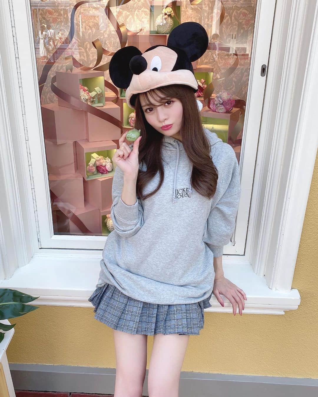 Isakoさんのインスタグラム写真 Isakoinstagram パーカーコーデ ディズニー チェックスカートを大きめサイズの パーカーに合わせたら制服コーデみたいになって可愛かった 笑 そしてこのパーカー Spiralgirlさんから新しく出たディズニーアイテムが売って