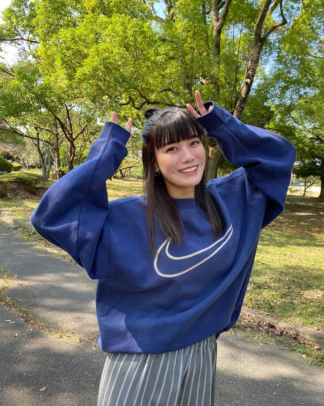 酒井萌衣のインスタグラム：「今日はとっても秋晴れを感じました🤤﻿ すきな季節がやってきたー﻿ 皆さんのお好みの季節はいつかな？🤭﻿ ﻿ ﻿ #ナイキ #古着 #古着女子 #パンツ」