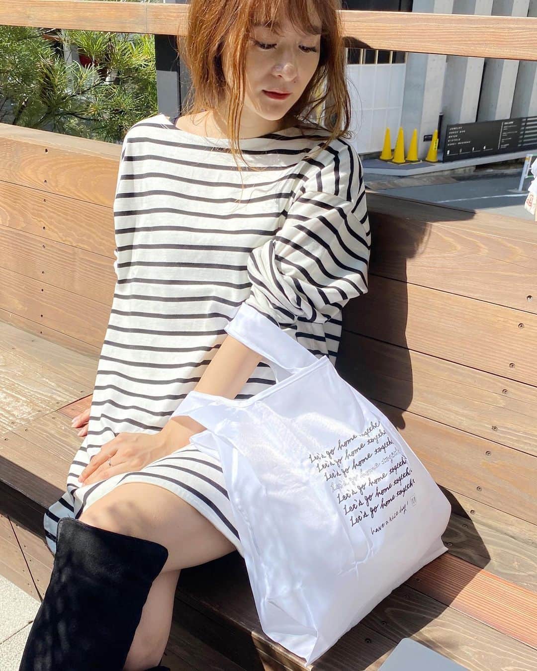 難波礼華のインスタグラム：「@homeharajuku  eco bag再販したよ〜💓💓 前回即完したredプラス新色4色✌️✌️ ¥1,500-💸 black.turquoise.pink.light brown 折り畳みだから小さいバッグにも入るし超便利なの🥺 個人的に全色買おうか悩んでる🥺💓 ONLINE STOREか各店舗で買えるのでぜひ💓」