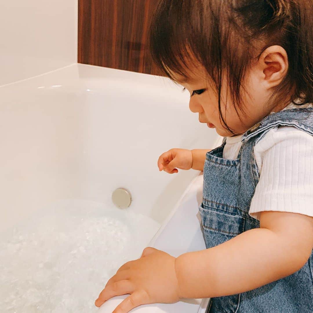 しほの涼のインスタグラム：「沐浴の時からお風呂が大大大好きな娘🛀 最近は1日に2回お風呂に入りたがるので、 プール代わりに入れてるんだけど笑 それでも飽き足らず最近はお湯がたまるの見てる😂 お風呂嫌いな子が周りに多いから、珍しいのかな？？🧐 生後1ヵ月位までは泣いててもお風呂入れると泣き止んでたな😂😂  #1歳　#1歳2ヵ月　#１歳２ヶ月　#1歳女の子 #１歳女の子 #韓国子供服 #韓国ファッション #韓国ベビー服 #selectjuno」
