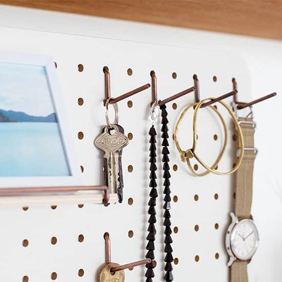 LOHACO（ロハコ）さんのインスタグラム写真 - (LOHACO（ロハコ）Instagram)「＼見せる収納でお部屋をおしゃれに整理整頓✨／  鍵や時計、サングラスなど身の回りの小物はなかなか置く場所が定着せず、つい適当に置いてしまうことってありますよね。  壁面に収納したくても「お部屋に穴は開けづらい…」という方も多いと思います。  そんな悩みを解決し、おしゃれに演出してくれるのがキングジムの『PEGGY（ペギー）』。  壁面収納として用いられるペグボードの効率的な収納術を、手軽に再現できる卓上収納なんです！  工具不要で、等間隔に開いた穴に収納パーツを取り付けるだけなので組み立ても簡単。  卓上収納なので壁に穴を開ける心配もいりません。  L字フック、ミニコンテナ、ミニシェルフ、ペンスタンドと4つの収納パーツを取り付けることができるので、あなた好みの収納を手軽にお楽しみいただけます。  横向きにも縦向きにも置くことができ、場所も取らないので玄関や洗面所、キッチン、デスクなどさまざまな場所で活躍してくれますよ◎  カラーもシンプルなオフホワイトとチャコールブラックの2種類あるので、収納場所やお好みに合わせてお選びいただけます♪  今ならLOHACO8周年誕生祭で本体が22％OFFでお買い得！  ぜひ、あなただけの収納スペースを作ってみてください♪  ＿＿＿＿＿＿＿＿＿＿＿＿＿＿  ▼Instagramで紹介した写真の詳細は プロフィール @lohaco.jp から♪  ▼商品のURLはこちら https://685.jp/2HPgRFs ＿＿＿＿＿＿＿＿＿＿＿＿＿＿＿   #キングジム #PEGGY #ペギー #卓上収納 #収納 #見せる収納 #見せる収納棚 #小物収納 #収納術 #収納アイデア #整理整頓 #インテリア雑貨 #ペグボード #ロハコ文具 #文具女子 #女子文具 #文房具 #文具 #文房具好き #文具好き #文房具大好き #すっきり暮らす #シンプルライフ #日々の暮らしを楽しむ #暮らし #くらし #ロハコ #LOHACO #askul #アスクル」10月2日 18時08分 - lohaco.jp