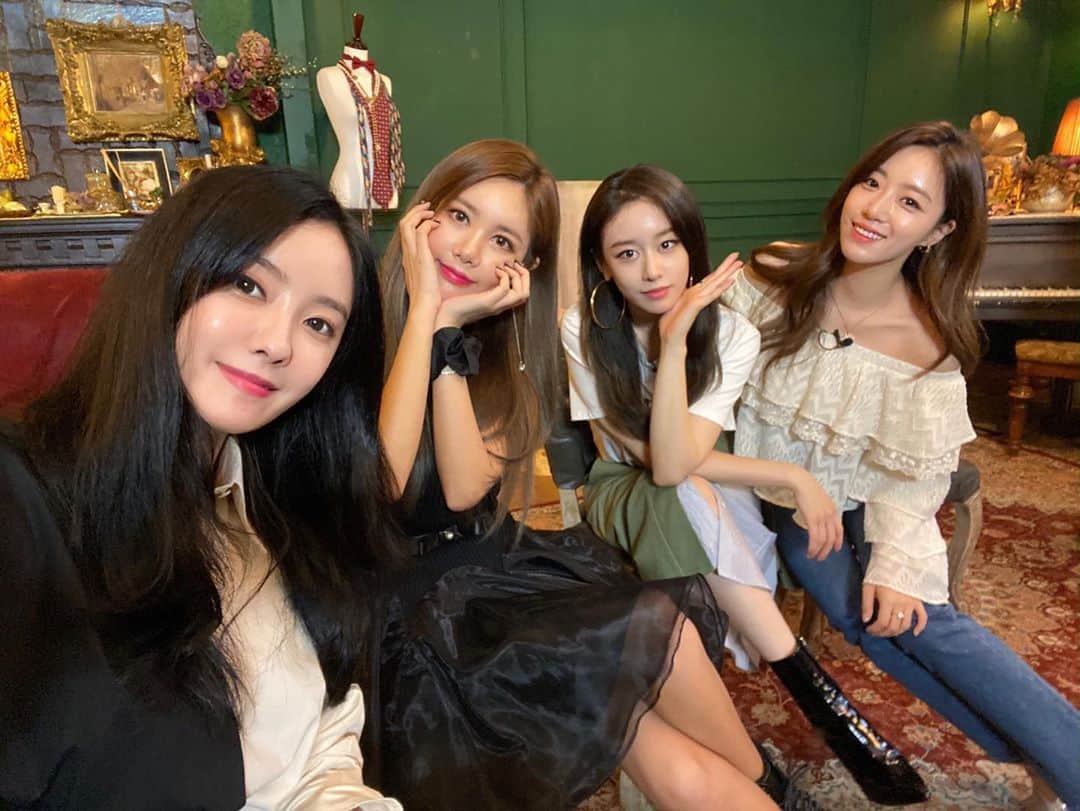 ジヨン のインスタグラム：「11시에 만나요 🤚🏻」