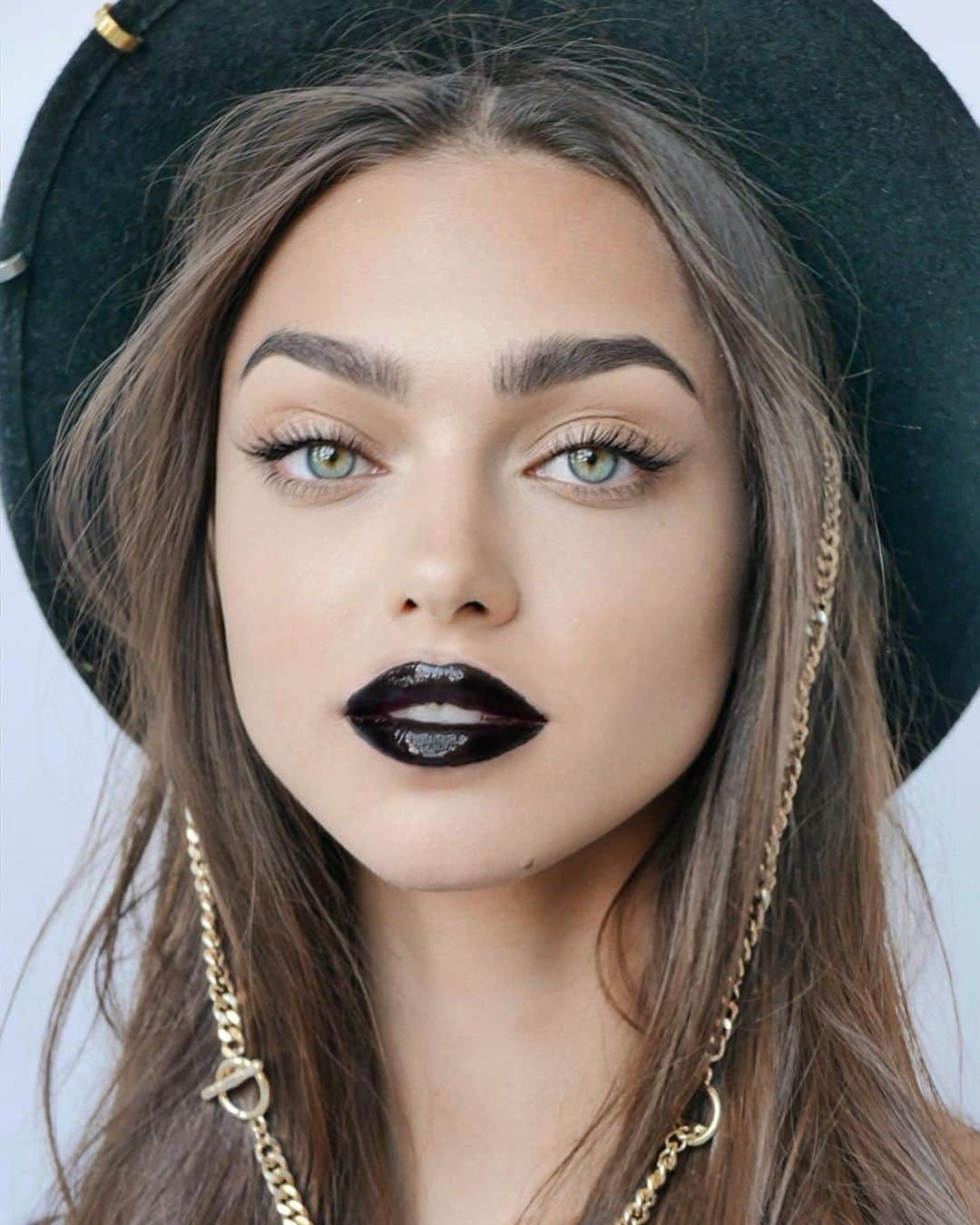 Zhenya Katavaのインスタグラム：「Осень сезон шляп, но не чёрных губ 🍂 Как вам ?)  @ruslanbaginskiy_hats 🖤」