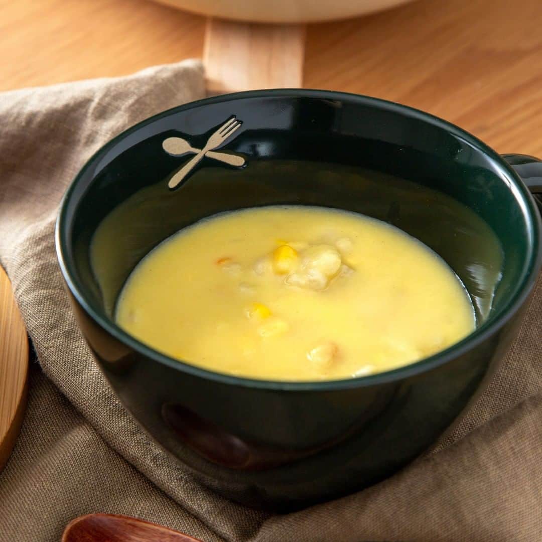 3COINSさんのインスタグラム写真 - (3COINSInstagram)「ほっと美味しいひとときを。  公式通販でのお取り扱いがございません。 予めご了承くださいませ。  土鍋 レンジ・オーブンOK  れんげとんすいセット 食器洗浄乾燥機、レンジ・オーブンOK  レクタングルグラタン皿 容量(約)500ml 耐熱温度(約)180℃  ラウンドグラタン皿 容量(約)360ml 耐熱温度(約)180℃  グラタン皿トレー/レクタングル (約)H23×W13×D1.2cm  グラタン皿トレー/ラウンド (約)Φ17×D1.2cm  スープマグ 容量(約)450ml 食器洗浄乾燥機OK  WOODスプーン2Pセット/カレー用 (約)20cm  WOODスプーン2Pセット/グラタン用 (約)18cm  WOODスプーン2Pセット/木製レンゲ (約)15.7cm  WOODスプーン3Pセット/スープ用 (約)14.3cm  各300円(税込330円)  店舗により在庫が異なりますので、お立ち寄りの店舗までお問い合わせください。  #3COINS #スリーコインズ #スリコ #新商品 #新商品発売 #新商品情報 #土鍋 #土鍋料理 #土鍋ご飯 #ごはん #おうちごはん #おうち時間 #小鍋 #プチプラ #プチプラグッズ #プチプラアイテム #スープ #グラタン #グラタン皿 #スープマグ #スープマグカップ #グラタンレシピ」10月2日 18時20分 - 3coins_official