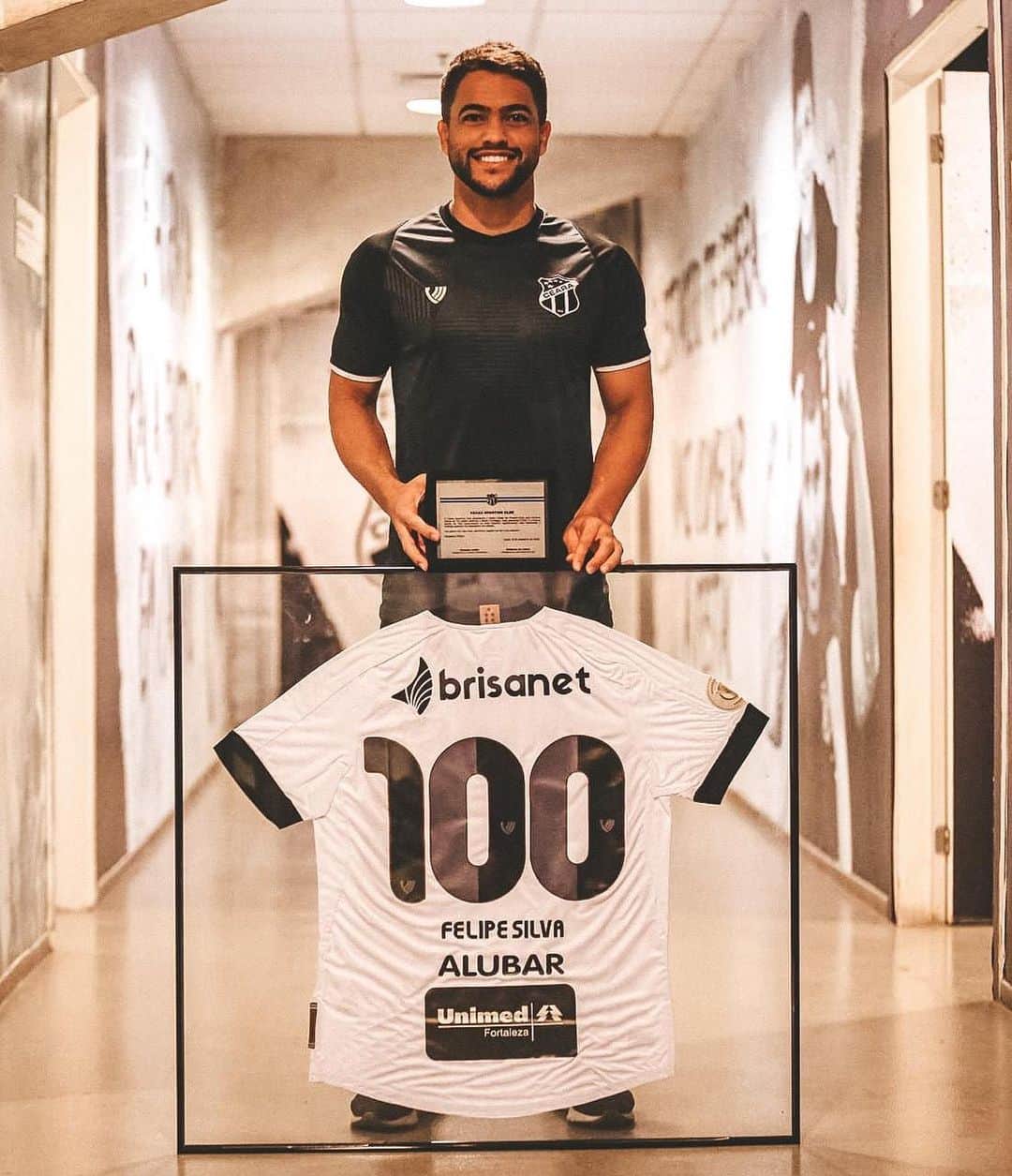 フェリペ・シウバのインスタグラム：「Muito obrigado pela homenagem @cearasc @robinsoncastro1 @evandroleitao ⠀ 100 jogos com o manto alvinegro ⠀ 🏁👊🏽🙏🏽 #honrado #maiordonordeste #ceara #vozao ⠀ Foto: @1felipesantos」