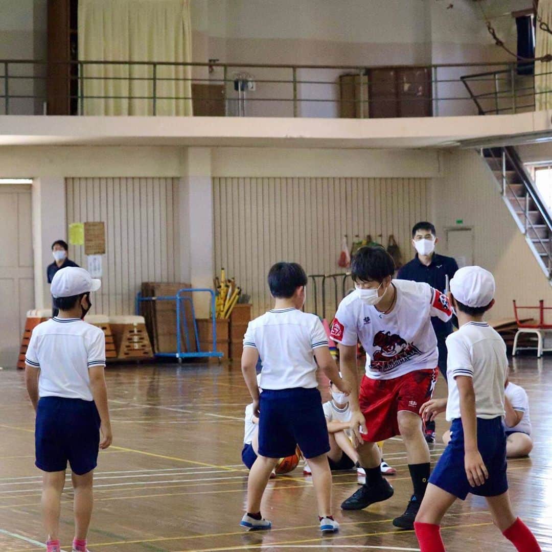 仲摩匠平さんのインスタグラム写真 - (仲摩匠平Instagram)「今日は、見初小学校で「夢」についての授業を行なってきました！ 「夢」を持てとはよく言われますが、なかなか難しいですよね。 今日話したことが、何か一つでも子どもたちに伝わればと思います✨ 講話の後は、バスケットボール体験会🏀 ほとんどの子が初体験でしたが、みんな笑顔で楽しくプレーしてくれたんで良かったです(^^) #スリストム広島 #夢授業 #山口県宇部市 #授業 #見初小学校 #小学生 #講話 #体験会 #バスケットボール」10月2日 18時16分 - shoheinakama
