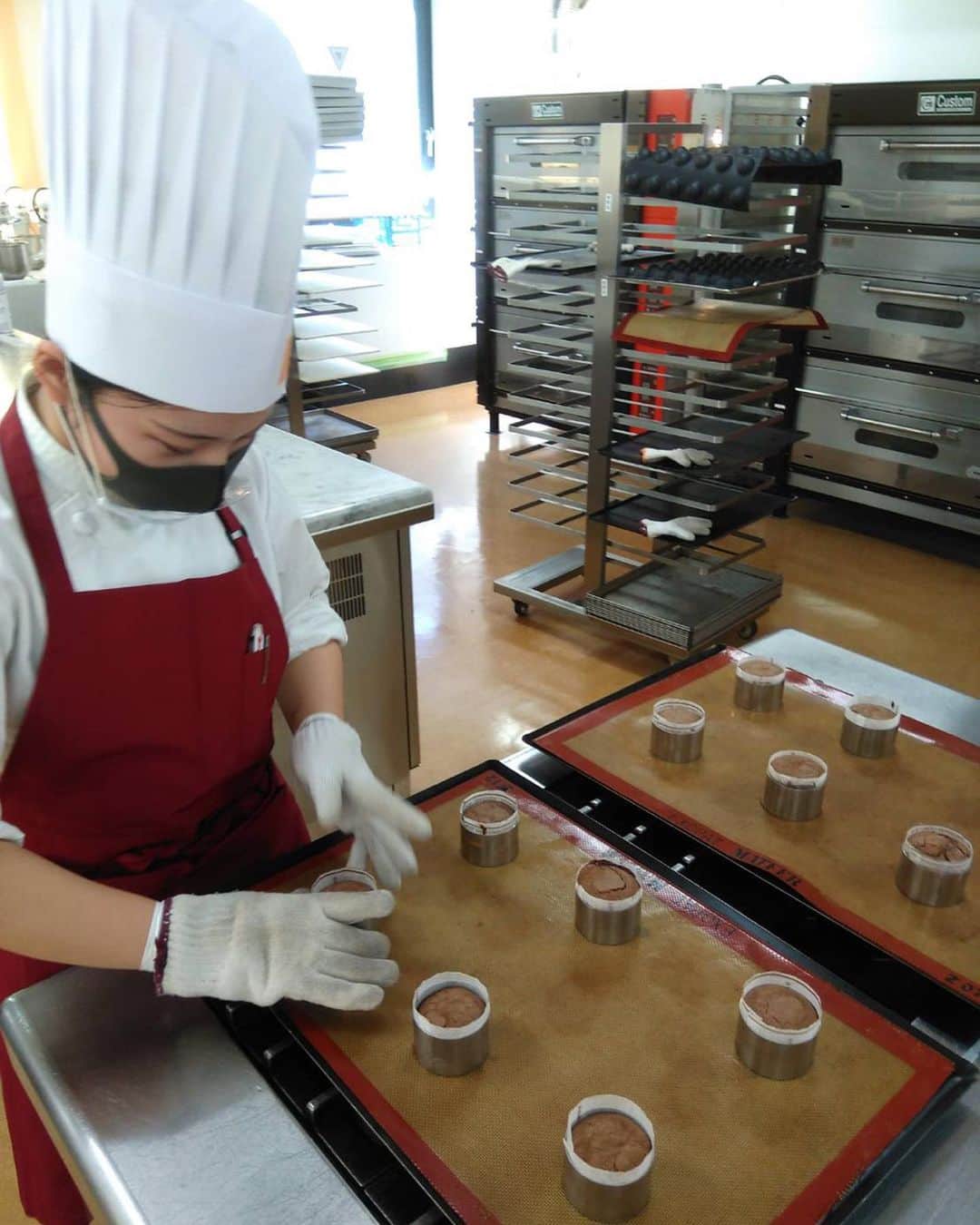 神戸製菓専門学校（公式）さんのインスタグラム写真 - (神戸製菓専門学校（公式）Instagram)「🌈製菓本科🌈 昼2年間で学ぶ製菓本科では、後期になると毎日実習を行います💪  今日の製菓研究ゼミでは、ブライダルゼミとショコラゼミは皿盛りデザートを作りました💐💕  焼き上がるタイミングに合わせてお皿をデコレーション‼️  フォークを入れると、とろーり👀チョコレート🍫が出てきました😲✨大成功‼️  #神戸製菓　#神戸製菓専門学校　#製菓研究ゼミ  #製菓本科 #神戸 #三ノ宮 #パティシエ #花嫁 #ウェディング #結婚式 #ブライダル #wedding #ショコラ #ショコラティエ #チョコレート #製菓専門学校 #おうちカフェ  #パン作り #お菓子作り　#お菓子作り好きな人と繋がりたい #神戸カフェ #三ノ宮カフェ #カフェ好きな人と繋がりたい #パティシエカメラ部 #pattistagram2020」10月2日 18時16分 - kobeseika_info