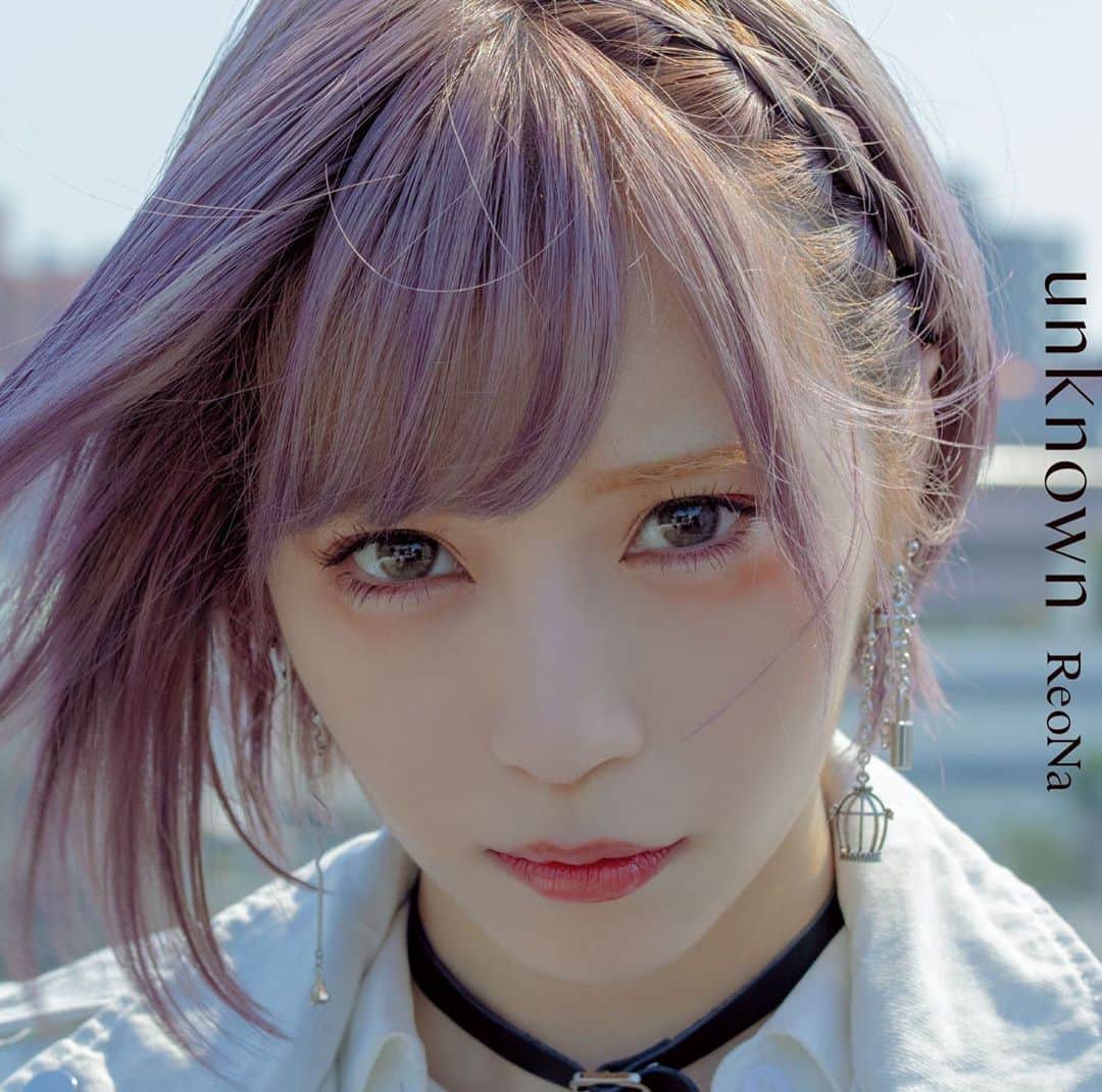 のインスタグラム：「My first original album will be released on October 7th…! Prior to its release, the title track "unknown" has become available for you to listen. This song is a ballad song - it’s about loneliness or heartache, which everyone often has in their life. I hope you like it…🌇🏙  ReoNa 1st フルアルバム「unknown」 タイトルトラック『unknown』各ダウンロードサイトにて先行配信がスタートしました…🏙🌇  あなたらしく生きれないとしたら それは優しいあなたのせいじゃない  お歌、届きますように。  https://reona.lnk.to/unknown  そして、 10月7日リリース 1stフルアルバム「unknown」タイトルトラック『unknown』先行フル配信がスタート…！ iTunesにてアルバムのプリオーダーも始まりました…🗝  想いを込めて紡いだ初めてのアルバム…。 リリースまで、お楽しみに…💭  【iTunes Pre-Order】 https://ReoNa.lnk.to/unknown_preorder  #unknown #ReoNa」