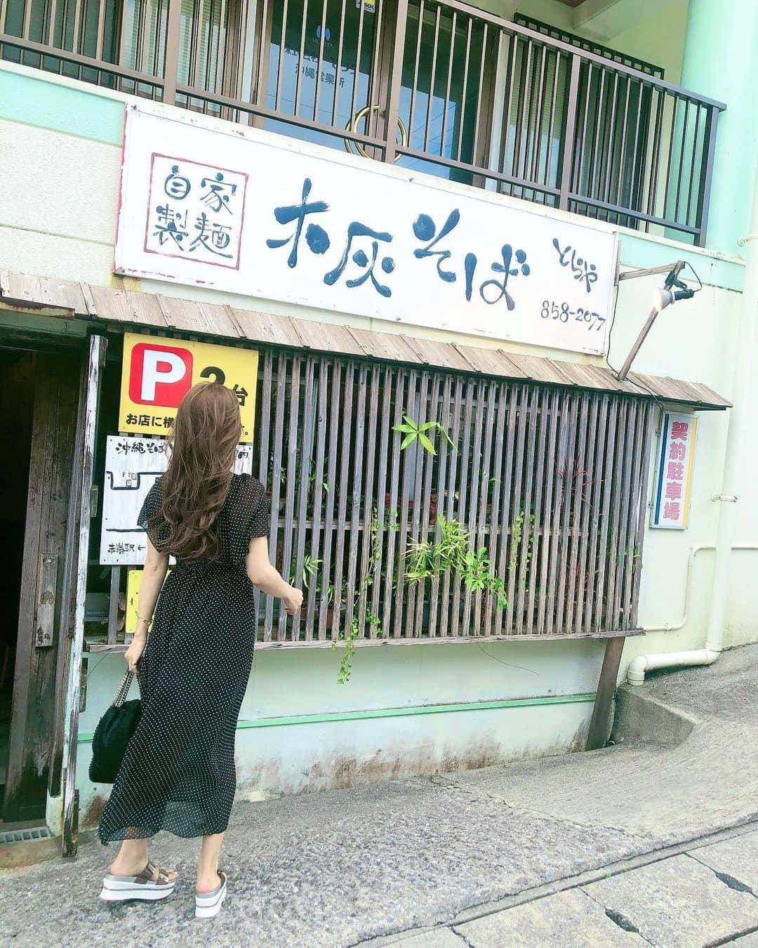 MOEさんのインスタグラム写真 - (MOEInstagram)「沖縄に着いてすぐソーキそばが食べたくて車を走らせて『とらや』さんへ🚗💨 ・ スープが透き通ってて、お出汁があっさりですごく美味しかったです(  ˊ͈ ॢ꒳ ॢˋ͈)･*♡✨ 癒されるお味🤤💕 ・ #沖縄そば #ソーキそば #木炭そば #木炭そばとらや #沖縄料理 #okinawa #naha #japan」10月2日 18時24分 - m0e_1i7_