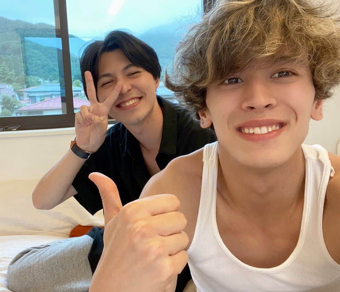 才川コージのインスタグラム：「明日はドラ恋、第2話です。 とうやと。  とうやの寝言で6回くらい起きたのはここだけの秘密です。 #ドラ恋」