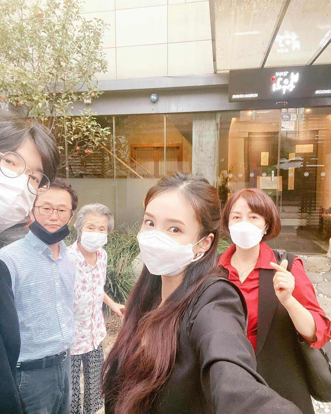 リンジさんのインスタグラム写真 - (リンジInstagram)「. 어머니 환갑 선물로 오천만원은 준비해 보았다💕 너무 부담스러워 하실까봐 걱정했는데...전혀 아니신 듯 해 보였고, 돈으로 계산 할 수 없는 더 큰 엄마의 웃음을 받아냈다🥰  #family#오천만원#효도선물#효도합시다#환갑#환갑케이크#딸래미선물#가족#congratulations🎉  #인생은60부터」10月2日 18時28分 - linzy_minji