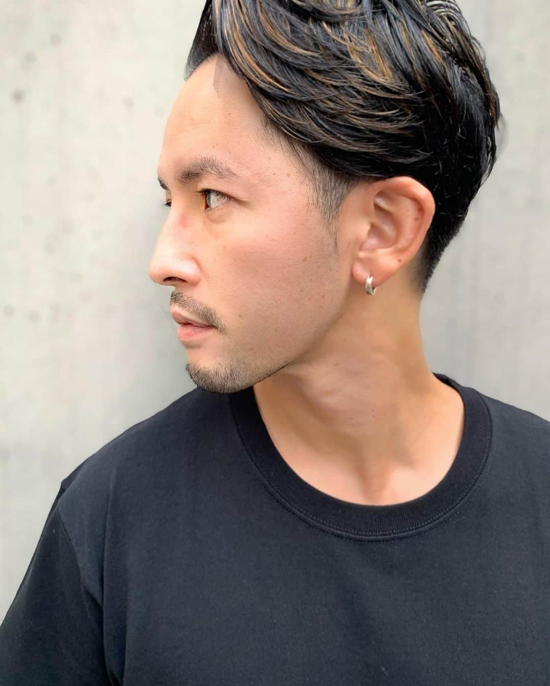 小柳津林太郎さんのインスタグラム写真 - (小柳津林太郎Instagram)「Turned 39 today. Thanks to all who've supported my through out my life. I'm made out of you guys! 39's going to be a great journey towards 40! Gonna love it!   39になりました。これまで関わってきて全ての人に感謝。健康第一にステキな一年にします。引き続きよろしくお願いします。人生初めてハイライト入れました。何歳になっても新しい自分に出会い続けたいとおもいます。  二枚目は @choncebaby で、誕生日が一緒なのです。毎年こやつに感謝です。今年は宮古島行けなかったけど、別でリベンジだな。  今日のコーデ Jacket @maisonmargiela  TShirt @niinoshoten  Pierce @garni_official  Pants @alexanderwangny  Shoes @niketokyo   #birthday #gratitude #39」10月2日 18時38分 - rinsta_gram1002