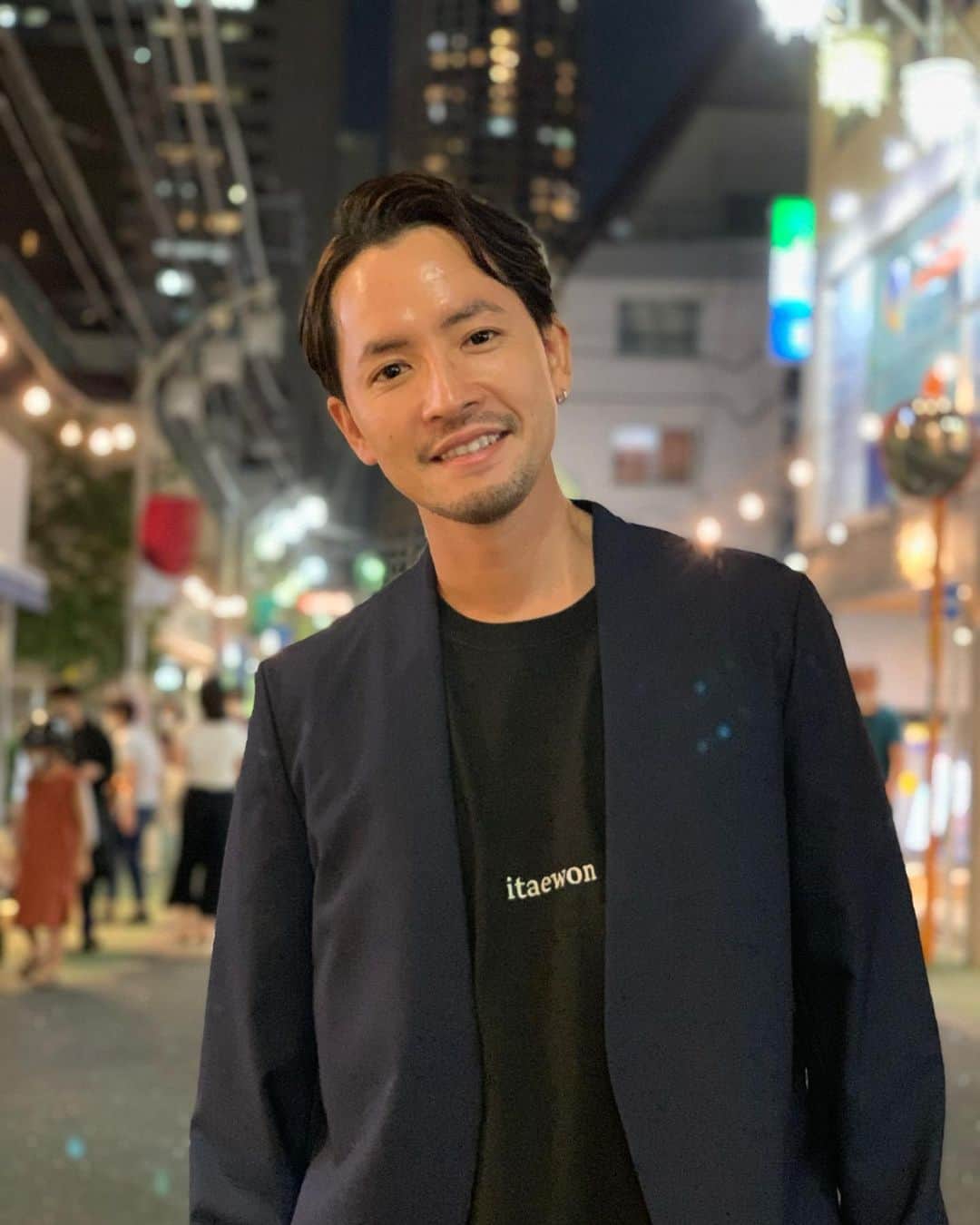 小柳津林太郎のインスタグラム：「Turned 39 today. Thanks to all who've supported my through out my life. I'm made out of you guys! 39's going to be a great journey towards 40! Gonna love it!   39になりました。これまで関わってきて全ての人に感謝。健康第一にステキな一年にします。引き続きよろしくお願いします。人生初めてハイライト入れました。何歳になっても新しい自分に出会い続けたいとおもいます。  二枚目は @choncebaby で、誕生日が一緒なのです。毎年こやつに感謝です。今年は宮古島行けなかったけど、別でリベンジだな。  今日のコーデ Jacket @maisonmargiela  TShirt @niinoshoten  Pierce @garni_official  Pants @alexanderwangny  Shoes @niketokyo   #birthday #gratitude #39」
