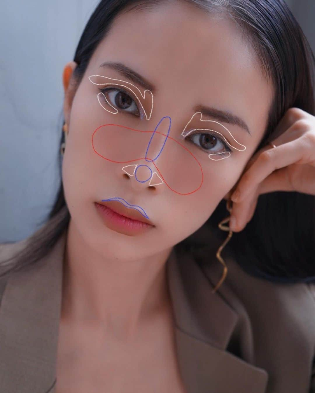 尾崎紗代子さんのインスタグラム写真 - (尾崎紗代子Instagram)「. 先日 @maccosmeticsjapan にて オンラインzoomセミナーを行って頂きました。 . 自分でも忘れないように 備忘録としてメイク方法を 文字入れ✍️ ここに書いてある内容は全て  @rumikoikedaharrismakeup さんに 教えて貰ったもの🙆‍♀️！ . ●自然に掘り深く見せたい。 ●自然に鼻を高く見せたい。 ●今まで全てのチークを台無しにしてきたほど 驚異的にチークが似合わない。(私) などのお悩みがある方には良いかも。 . もはや細かすぎる気がするけど 読んで頂けるのかな....爆 . #selfie #selfiegram  #japanese #tokyo #mom #mother #blackhair #黒髪 #makeup #hairmake  #momlife #mommylife #mommy #男の子ママ #女の子ママ#ママライフ #motherof2  #メイク方法 #メイク #maccosmetics」10月2日 18時34分 - osayo_osayo