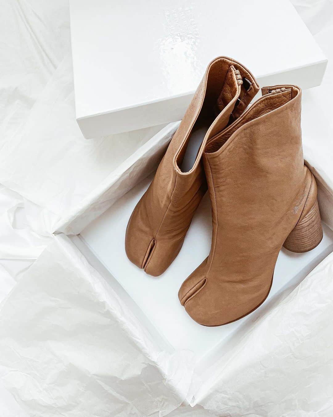 孫きょうのインスタグラム：「NEW @maisonmargiela   今季のヴィンテージレザー。 定番のマルジェラよりかなり皮が柔らかくてもっともっと歩きやすい🤎自分が持ってるブーツの中で1番疲れない🤎  くしゅってなってる感じも、 キャメル寄りのライトブラウンカラーも、 これは好きが過ぎる。  #maisonmargiela #tabiboots #マルジェラ #足袋ブーツ」