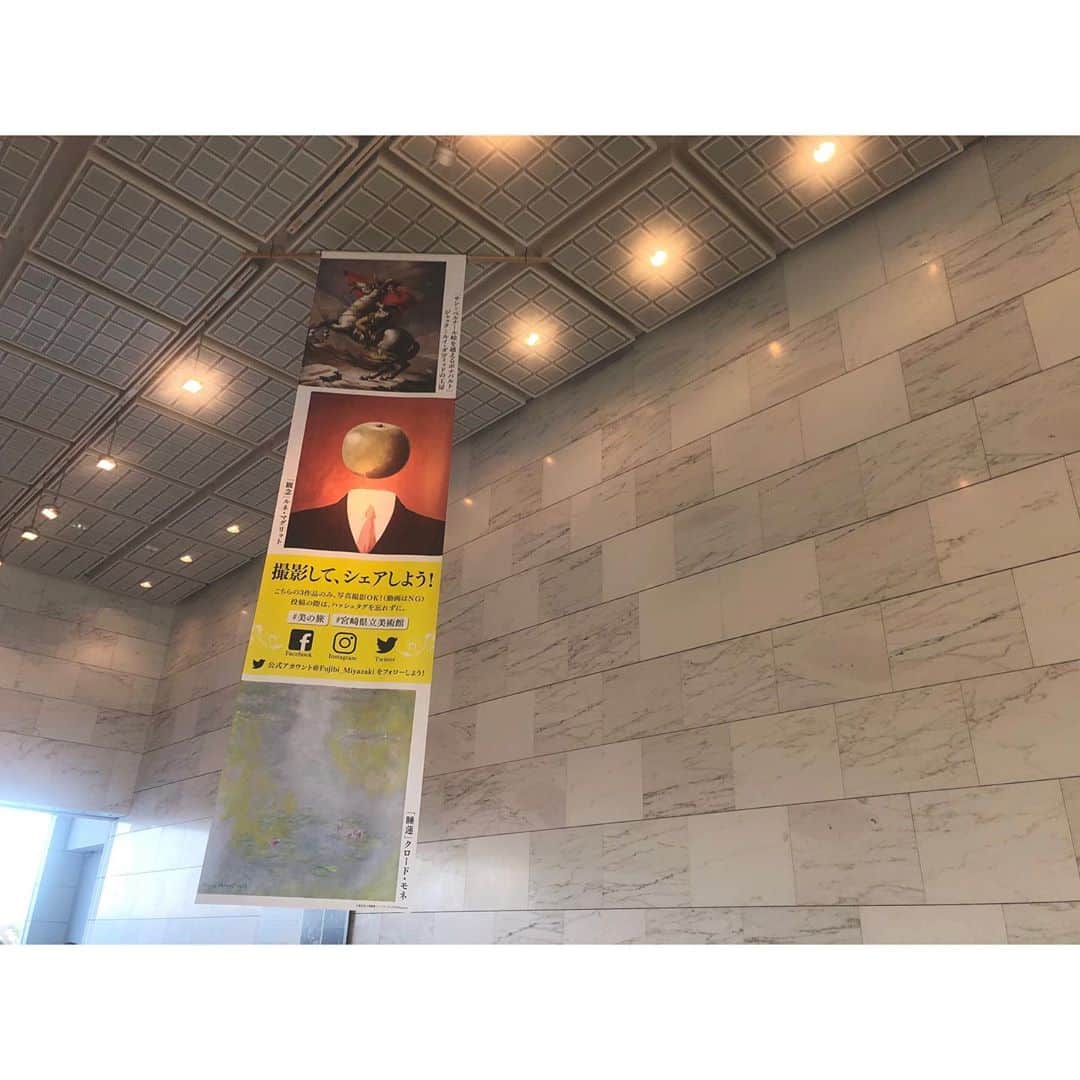 武田華奈さんのインスタグラム写真 - (武田華奈Instagram)「. 歴史の教科書でおなじみの英雄ナポレオンの絵、なんと本物なんです𓀊𓀊𓀊🎨 県立美術館で開かれている「美の旅  西洋絵画400年」に行ってきました。 . 東京の富士美術館から厳選された82点が宮崎にやってきていて、モネやルノワール、シャガール、ゴッホなど一度は見たことがある名画も並んでいます。 数センチまで近づいて見ると、筆運びや息づかいが感じられ当時の画家たちの表情が思い浮かぶよう…生で楽しむ醍醐味ですね𓏗𓏗 絵のインパクトや漏れ出るパワーがものすごく、心と脳みそが刺激されすぎて疲れてしまう感覚を久しぶりに味わいました🧠💭 . 天気が良かったので見終わったら公園をお散歩しようと思っていたのですがぜんぜん時間が足りませんでした𓁋𓁙𓁙🌿 また行かなければ…！ . なんと今回の美術展では3つの作品の写真を撮ることができます📸 ぜひみなさんも名画とのツーショットをお楽しみください✴︎ #私はもちろん全作品撮りました😆 . 平日だと自分のペースでゆっくり回れるのでおすすめです♫ #美の旅 #宮崎県立美術館」10月2日 18時36分 - kana_takeda.19