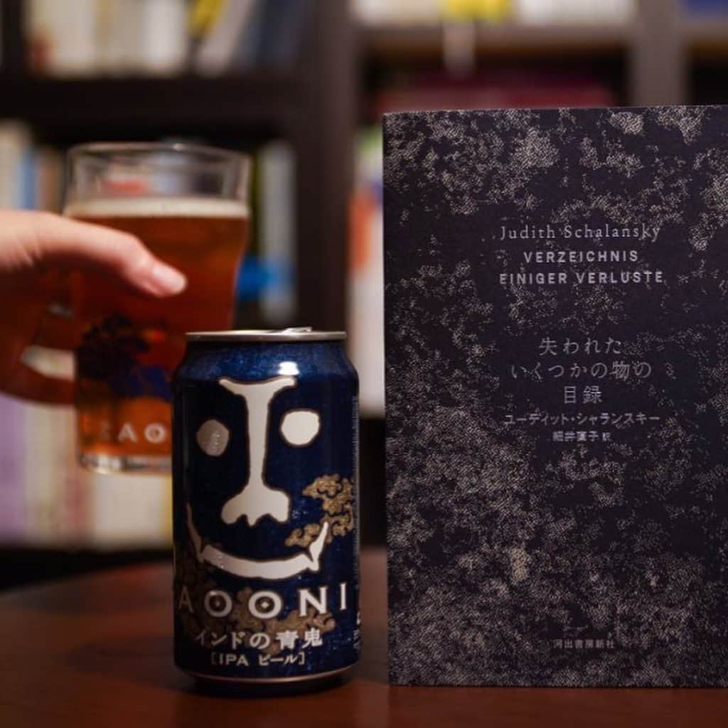 のインスタグラム：「#本にあうビール #文喫 六本木編の記事を公開中です📚🍻  ビールと本を愛する人に、ビールにぴったりな本を選んでもらう企画。 ３回目は、六本木にある書店「文喫」の有地さんに選書していただきました。 #よなよなエール、#インドの青鬼、#僕ビール君ビール にあわせて、なんとそれぞれ10冊ずつ選んでいただきました！  気になる選書リストはこちらから👉 https://yonasato.com/column/hon_beer_bunkitsu_1  . . 【#本にあうビール 投稿キャンペーンも実施中です！】  期間中、Instagraｍでクラフトビールにあう本をオススメしてください。 素敵な選書をしてくれた方の中から、超限定オリジナル図書カードも入った【本にあうビール体感セット】をプレゼントします🎁  応募方法 ===  📚クラフトビールとあう本を選ぶ (クラフトビールにあう！と感じれば何でもOK)  📚#本にあうビール とビール名のハッシュタグ（例#よなよなエール）をつけて、オススメポイントを投稿  ※写真はあってもなくてもＯＫ！  〆切は10/11(日) 23:59  === === ===   応募詳細はこちらから👉 https://yonasato.com/column/hon_beer/ ( @yonayona.ale のプロフィール欄から飛べます✈️） . . #ヤッホーブルーイング #ビール飲みたい #缶ビール #読書 #読書好きな人と繋がりたい #読書部 #本好きな人と繋がりたい」