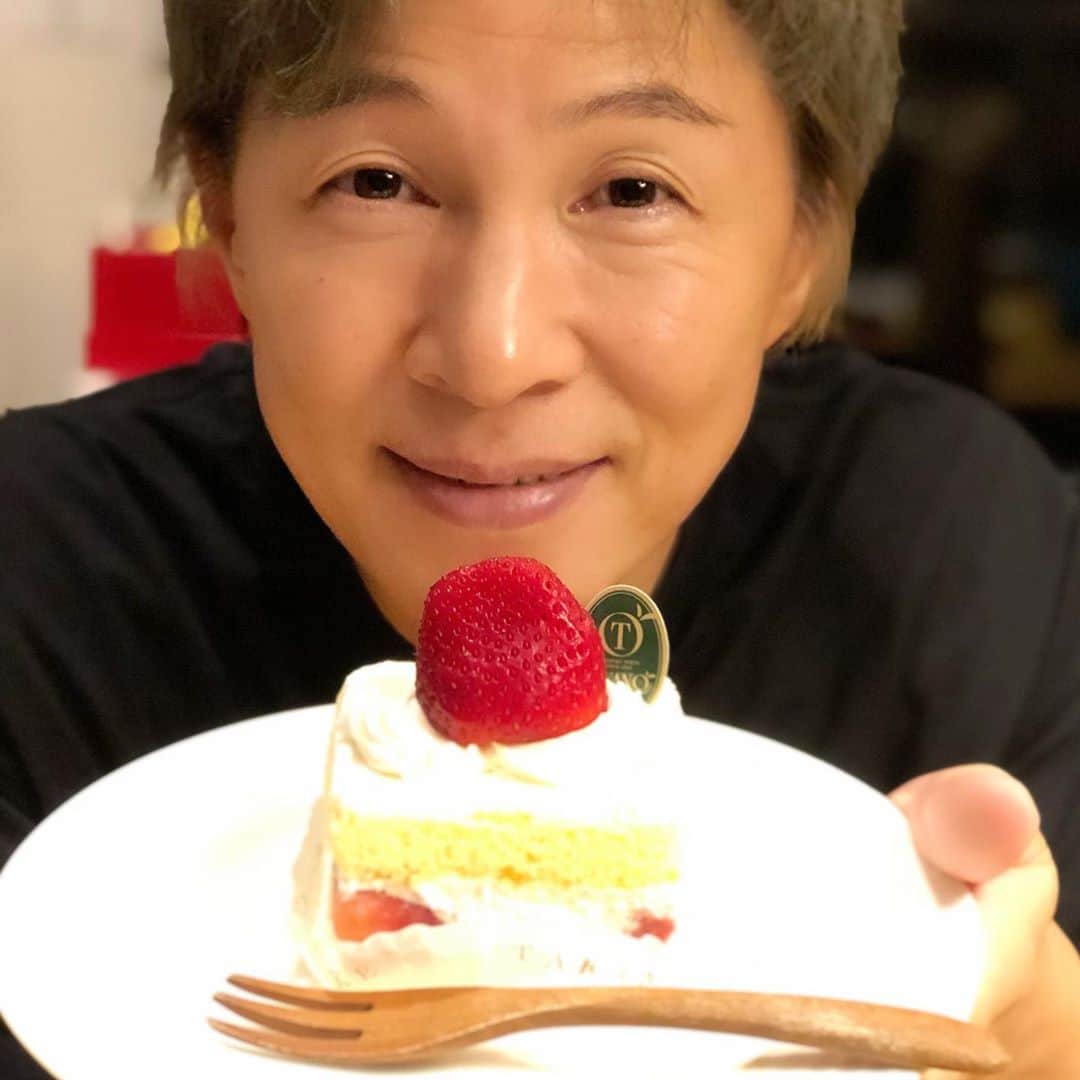 アキ（荒木良明）のインスタグラム：「え何の日？😳 ただの『景気づけ‼︎』らしい。 （意味）勢いをつける。勢いに乗る。活気をつける。 駄洒落かーい⁈ 僕の好きなショートケーキと幸運の下着だそう。思いがけないことでした。 　 ＃ショートケーキ #景気づけ #ケーキづけ #小六 #駄洒落　？ #かわいい花柄　😅 #赤いパンツ  #思いがけないこと #プレゼント #ありがとう #吉本新喜劇アキ #いぃよぉー」